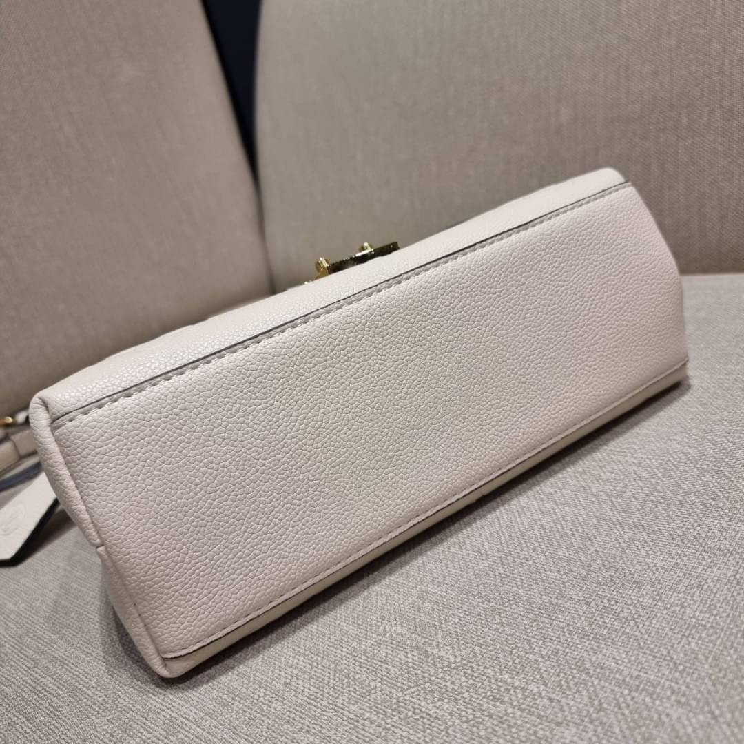 VIP 🥂 LV MADELEINE BAG ใหม่ล่าสุด อีกหนึ่งรุ่นคลาสสิคหายาก ที่สาวๆรอคอย กระเป๋าถือ/สะพายข้าง ดีไซน์เรียบง่าย แต่เต็มไปด้วยดีเทลความหรู วัสดุหนังวัวปั๊มลายเอกลักษณ์ เปิด‐ปิดด้วยอะไหล่กดล็อคสีทองหรู และมีพวงหนังห้อยพิเศษแถมมาให้ด้วย ภายในแบ่งสัดส่วน