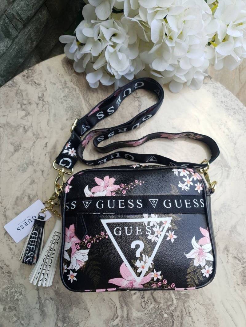 GUESS Factory Women's Gesabel Gym Crossbody กระเป๋าสะพายทรงน่ารัก จาก GUESS วัสดุหนัง pu หนังนิ่มสวย ตั้งอยู่ทรงขนาดกำลังดี น้ำหนักเบา ด้านหน้าปั้มโลโก้แบรนด์ อะไหล่ทอง เปิดปิดด้วยซิปสะดวกใช้ ด้านหน้ามีช่องซิป 1 ช่องใช้งานได้จริง ภาในมีช่องซิป และช่อ