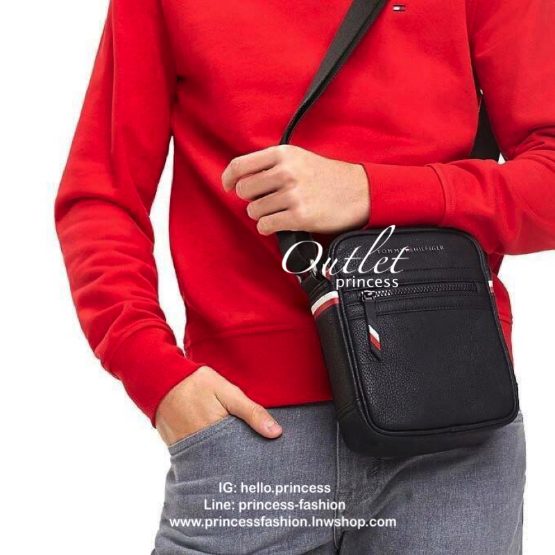 Tommy Hilfiger Essential Mini Reporter กระเป๋าสะพายทรงเท่ ขนาดกำลังดีน้ำหนักเบา หนังสวยทรงดีด้านหน้าประดับโลโก้แบรนด์ เปิดปิดด้วยซิปสะดวกใช้ ภายในมีช่องซิปแยกเก็บของ สายสะพายยาวปรับระดับได้ ลุคเท่มากค่ะ แนะนำเลยค่า