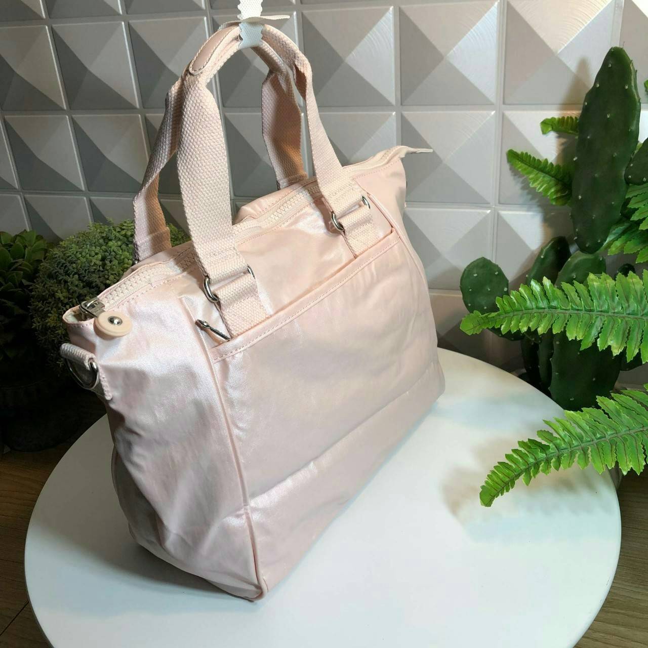 KIPLING AMIEL K15371 กระเป๋า KIPLING มาพร้อมพวงกุญเเจที่เป็นเอกลักษณ์ของเเบรนด์ เปิดปิดด้วยซิป มีสายยาว ถอดสายและปรับความยาวได้ น้ำหนักเบา ทำความสะอาดง่าย ช่องด้านในมีสายเกี่ยวกุญแจ ช่องซิปเล็กด้านใน แนะนำควรมีเลยค่า