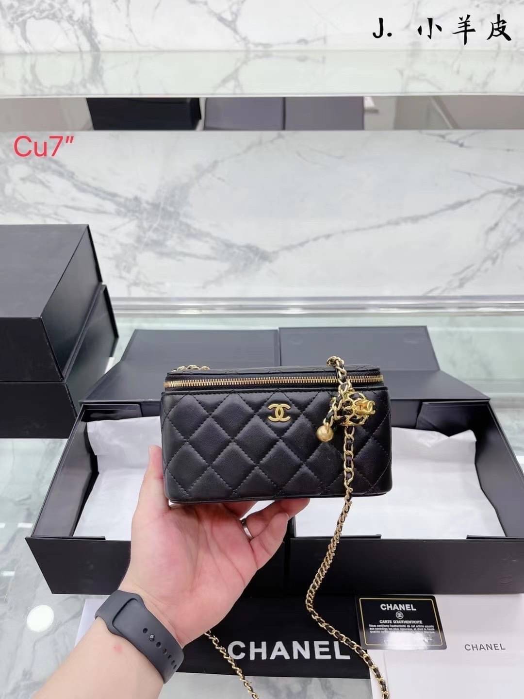 Chanel Pearl Crush Mini Vanity / Chanel Vanity crossbody bag กระเป๋าทรงกล่องใบเล็กน่ารัก มี 2 ขนาด งานหนังสวย ตอบโจทย์และครองใจสาวๆ ได้อย่างแท้จริง ดีไซน์เรียบหรู