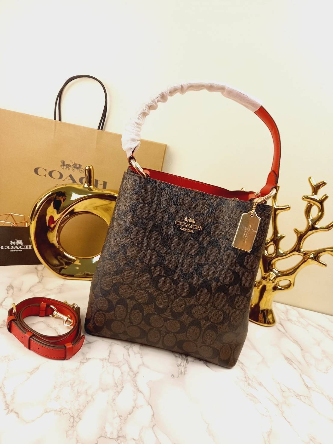 ใบใหญ่ 10" COACH TOWN BUCKET BAG IN SIGNATURE CANVAS (COACH 91512) 🌺 เป็นสีที่ขายดีมากๆ และหายากมากๆด้วย!! //ขนาด 10 นิ้ว ใส่ของได้จุใจ!! //กระเป๋าสะพายข้าง //วัสดุหนังแคนวาสอย่างดี หนังสวย อยู่ทรง มีสายสะพายยาว ใช้สะพายเป็นคลอสบอดี้ได้ สายยา