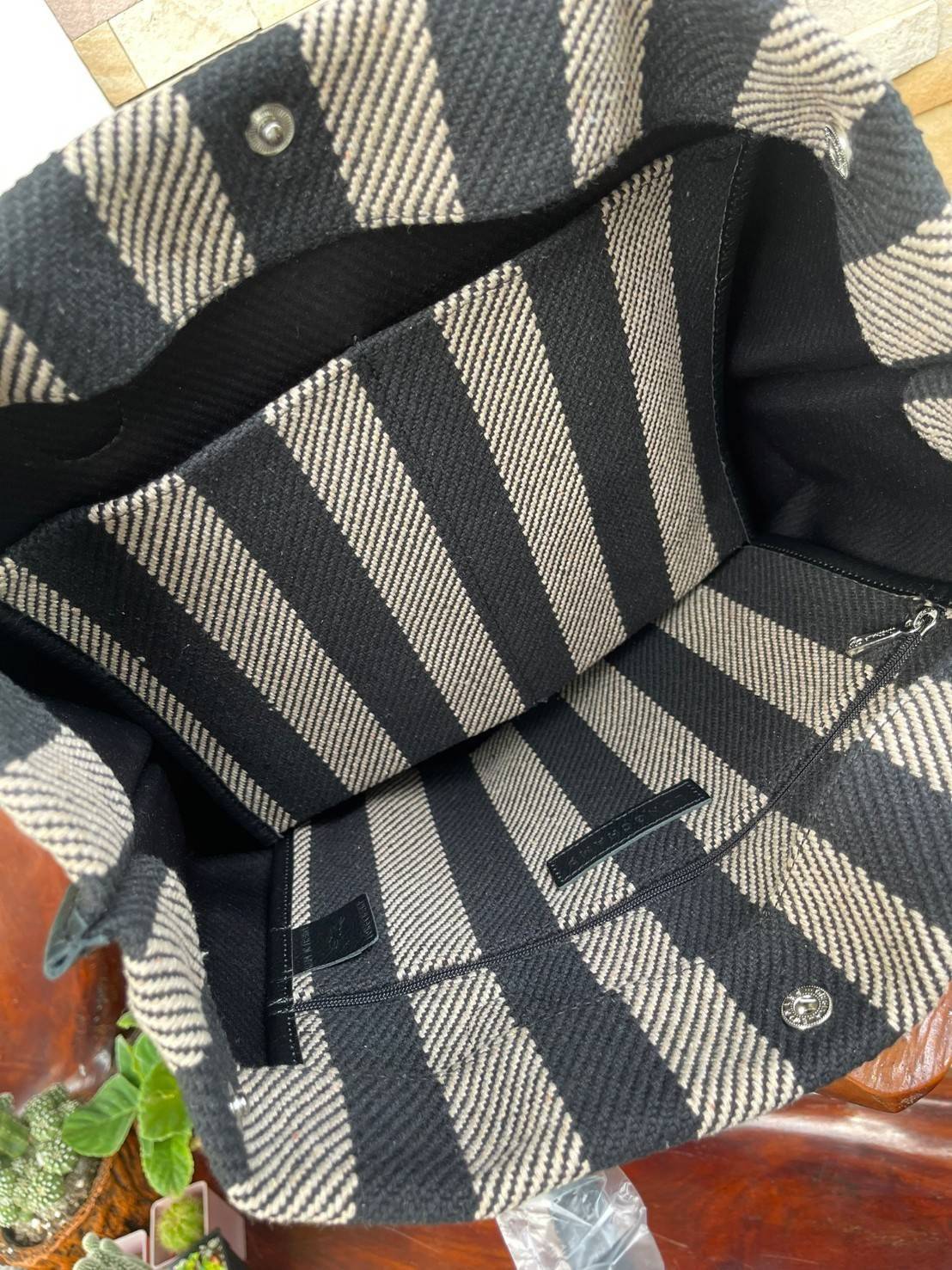 Longchamp Essential Stripes shoulder bag อีกหนึ่งคอลเลคชั่นสำหรับใครที่ต้องการกระเป๋าแบบใช้งานได้ในหลาย ๆ โอกาส การเลือกกระเป๋าขนาดเล็กย่อมไม่สะดวกและไม่ครอบคลุมต่อการใช้สอยอย่างแน่นอน Longchamp รุ่นนี้สามารถตอบโจทย์ ในการใช้งานที่หลากหลายขึ้น เพราะบางครั