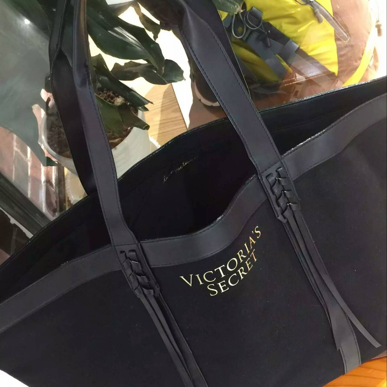 New Arrival! Victoria's Secret Canvas Large Tote Bag♡ กระเป๋าสะพายใบใหญ่ จุของได้คุ้ม! วัสดุทำจากผ้า canvas เต็มใบ น้ำหนักใบ ด้านหน้าแต่งโลโก้แบรนด์สีทอง มีพู่เก๋ดีไซน์สวย ด้านในบุผ้าปั้มแบรนด์ ใส่ของได้เยอะจุใจ จะถือไปเที่ยวหรือไปเรียน ก้น่าร