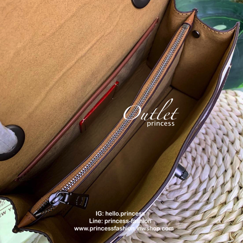 COACH PARKER SIGNATURE SHOULDER BAG กระเป๋าสะพายข้าง/ crossbody หนังแกะแท้ น้ำหนักเบา สวยหรู เปิดปิดกระเป๋าแบบหมุนล็อค อะไหล่รูปเป็นดอกคามิเลีย ภายในกระเป๋ากว้าง แบ่ง 2 ช่องหลัก ช่องซิปคั่นกลางเป็นสัดส่วน ใส่ wallet ยาว ของส่วนตัวใช้ได้ บุหนังกลับผสมกำมะห