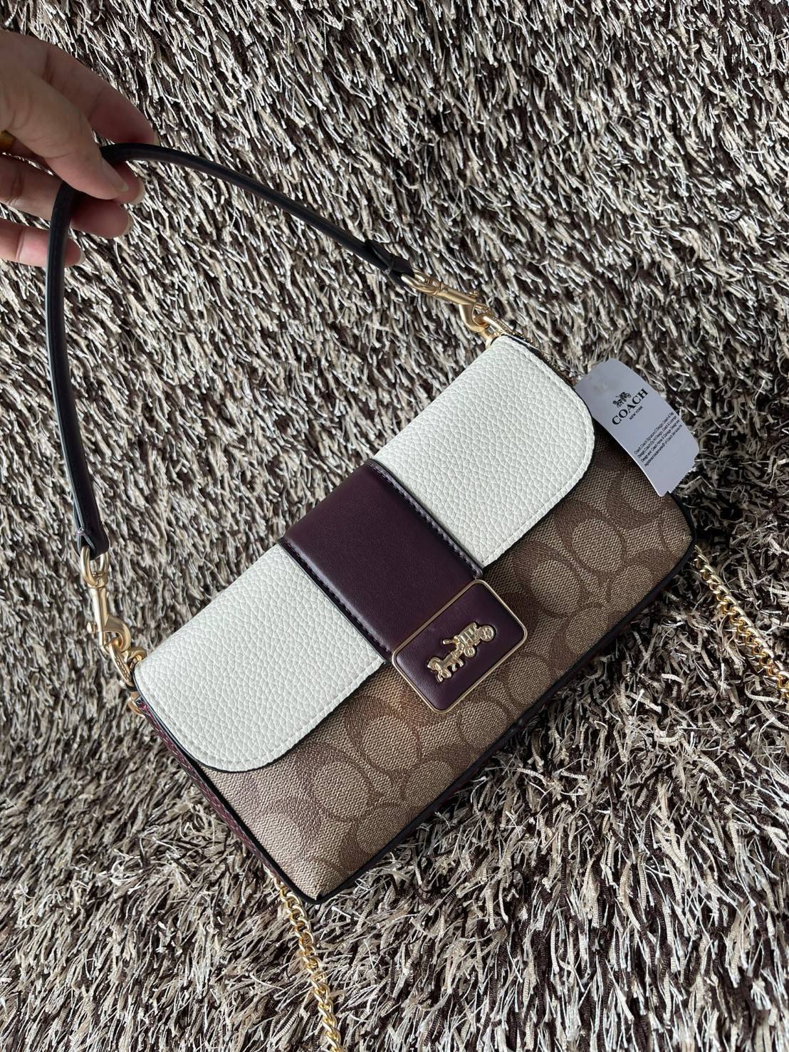 Coach grace series carriage logo handbag slingbag shoulderbag F2232 กระเป๋ามาพร้อมดีไซน์ที่ดูหรูหรา มีเอกลักษณ์เป็นที่จดจำได้ง่าย รวมถึงมีสีสันให้เลือกหลากหลายจึงครองใจสาว ๆ ได้ไม่ยาก โดยกระเป๋าออกแบบให้มีลักษณะเป็นกระเป๋าสะพายไหล่ทรงเหลี่ยมสุดคลาสสิก ที่