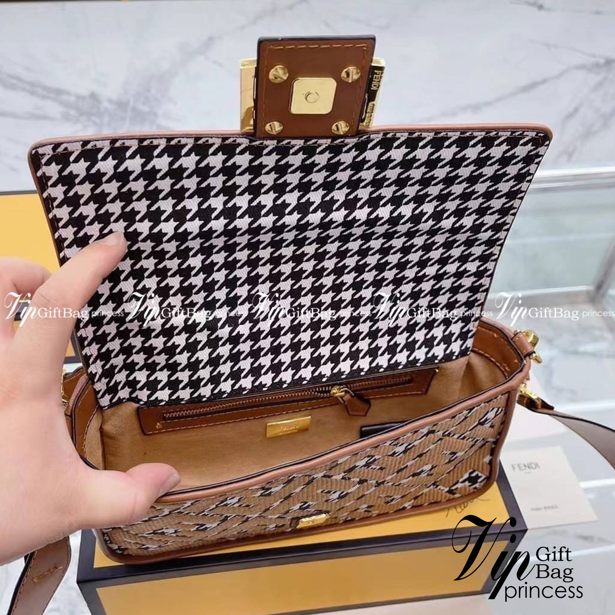 FENDI Baguette Brown houndstooth wool bag with FF embroidery / fendi baguette fabric bag กระเป๋าสะพายเฟนดิ งานจริงสวยมาก พร้อมสายสะพาย 2 เส้น ถอดได้ งานปั้มทุกจุด วัสดุคุณภาพดี แนะนำ ไม่ผิดหวัง มีจำนวนจำกัดนะคะ ภาพถ่ายจากงานขายจริง ใช้งานต่างประเทศได้