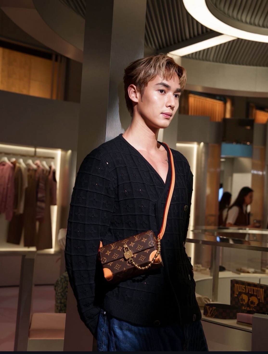 ORI หนังแท้ | LV Steamer crossbody bag Monogram Canvas / LV Trunk Bag กระเป๋าสะพาย กระเป๋าสตางค์แบบสะพายรุ่น Steamer รังสรรค์จาก Monogram แคนวาส แต่งขอบหนัง Aged Natural และฮาร์ดแวร์สีทอง