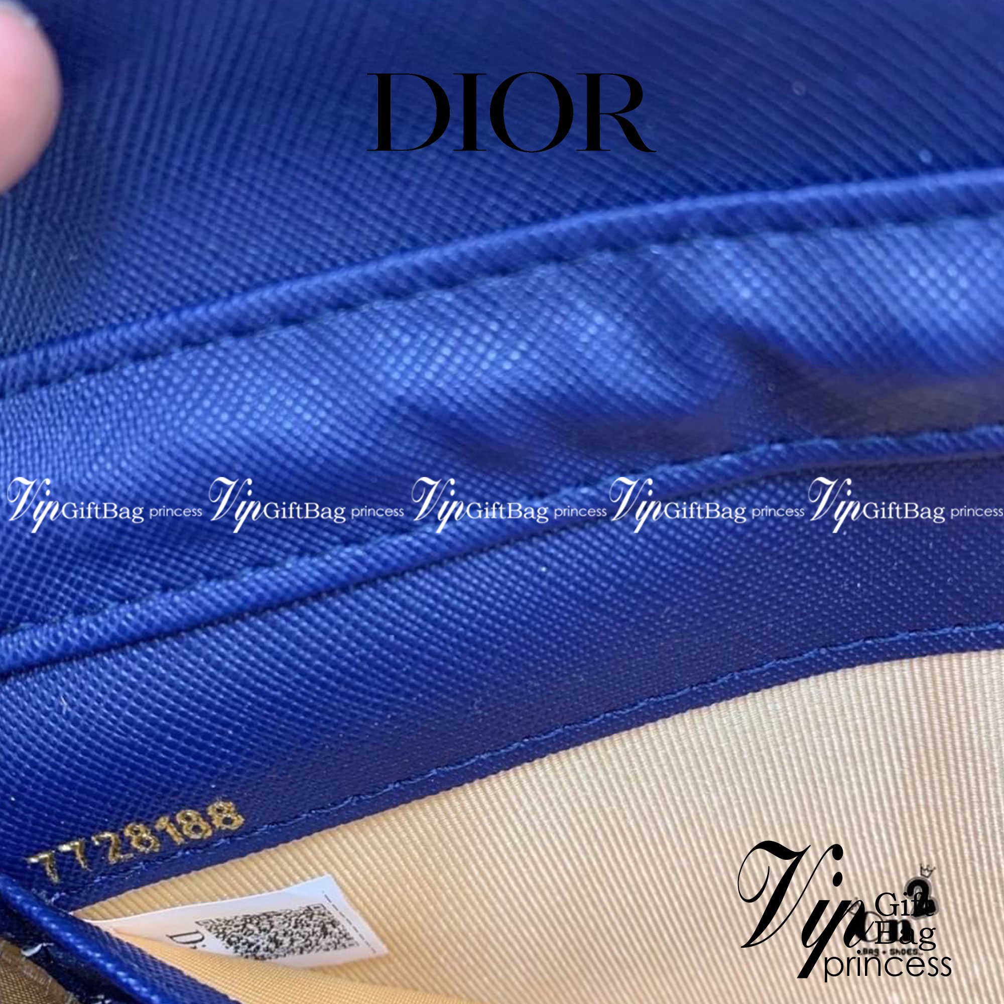 DIOR LONG WALLET WITH CHAIN MONOGRAM / DIOR WALLET กระเป๋าสตางค์ใบยาวพร้อมสายสะพายโซ่อะไหล่ทองสลับหนัง ขนาดกำลังน่ารัก เป็นเอกลักษณ์ของความหรู วัสดุแคนวาสแท้และผ้า Jacquard อย่างดี ผสมผสานความสง่างามและคลาสสิกที่เข้ากับยุคสมัย ด้านหน้าโดดเด่นด้วยซิกเนเจอร