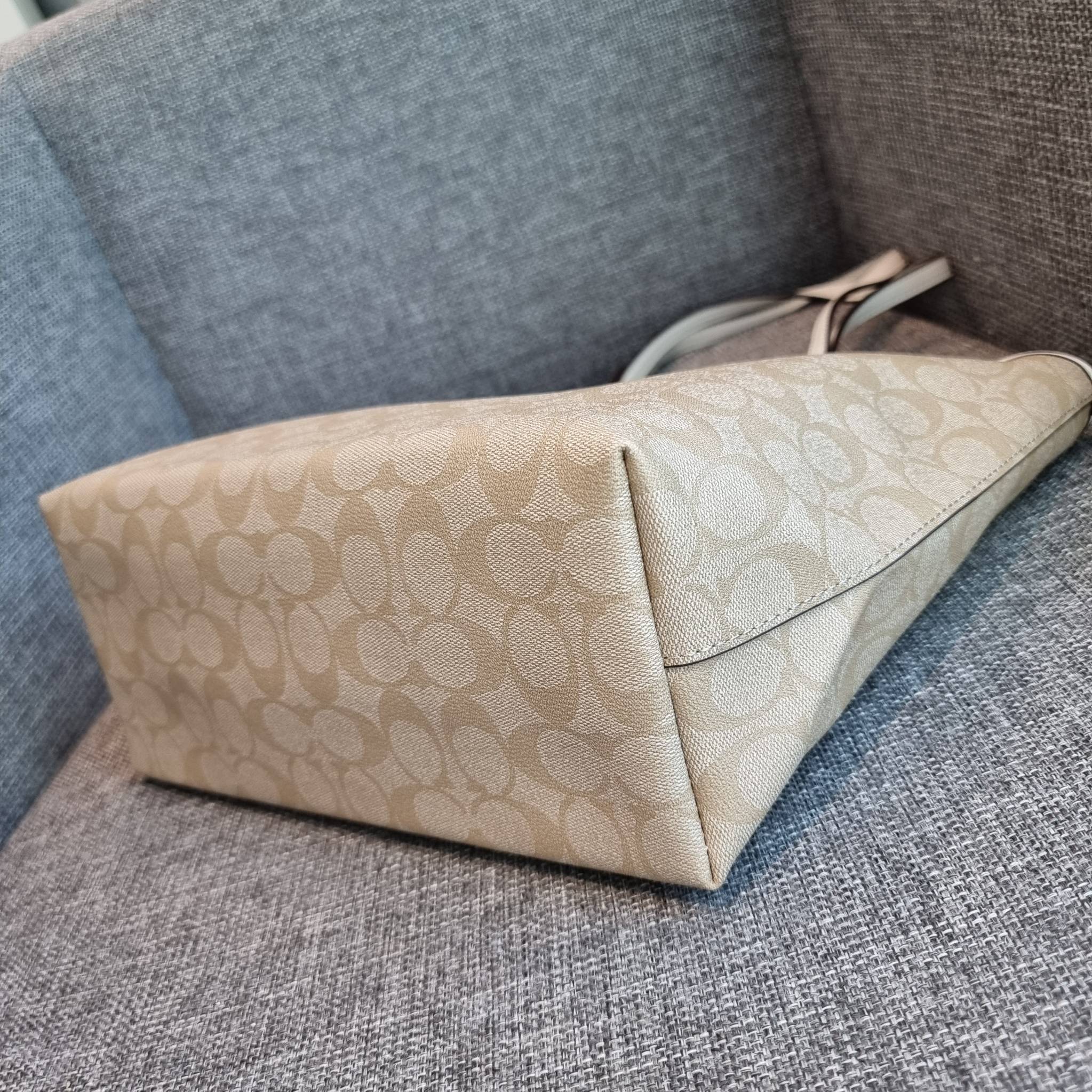 OUTLET 】COACH F58292 CITY ZIP TOTE IN SIGNATURE 16" รุ่นขายดี!! ไซส์ใหญ่ สีสวยมาให้แบบจัดเต็ม!! กระเป๋าถือทรงโท้ทใบใหญ่ สวยน่าใช้ทุกสี สะพายคล้องไหล่ได้เก๋ๆ จุของแน่นๆไปเลยจ้า!! วัสดุหนังแคนวาสคุณภาพ ปากกระเป๋าเปิด-ปิดด้วยซิป กันของหล่นได้ ถือไปไหนก็