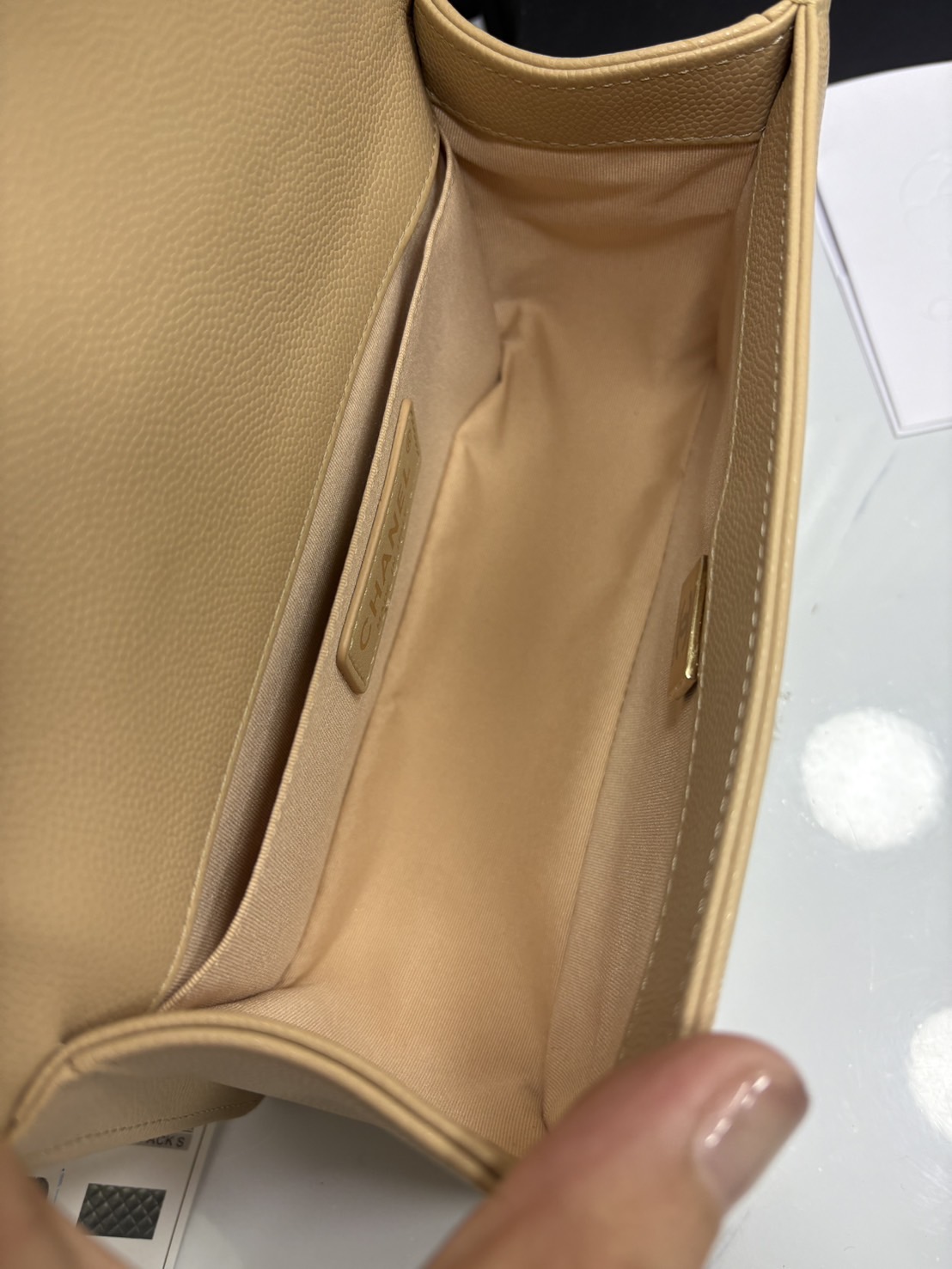 ORI หนังแท้ | CHANEL Boy 20cm shoulder bag กระเป๋าสะพายรุ่นยอดนิยมสุดคลาสสิคตลอดกาล หรูหราระดับตำนาน สวยงามเหนือกาลเวลา ขนาดเล็กน่ารัก ไม่ว่าเวลาจะผ่านไปเเค่ไหนก็ไม่เคย Out เรียบ หรู คลาสสิค ผู้ดี ไฮโซที่แท้ทรูสวยมากค่ะ