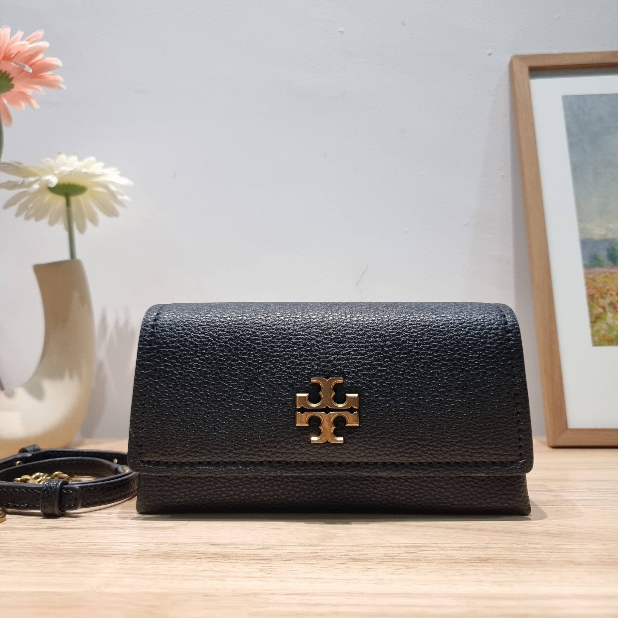 TORY BURCH LIMITED-EDITION MINI BAG รุ่นลิมิเต็ด ที่ sold out ไปแล้วหลายช็อป มีมาให้ช้อปที่นี่! กับกระเป๋าสะพายข้างทรงผู้ดี ไซส์มินิ ที่ผลิตมาในจำนวนจำกัด โดดเด่นด้วยอะไหล่ทองคลาสสิคหรูหรา และสายสะพายโซ่สลับหนัง ทำให้สะพายได้โดยไม่เจ็บไหล่