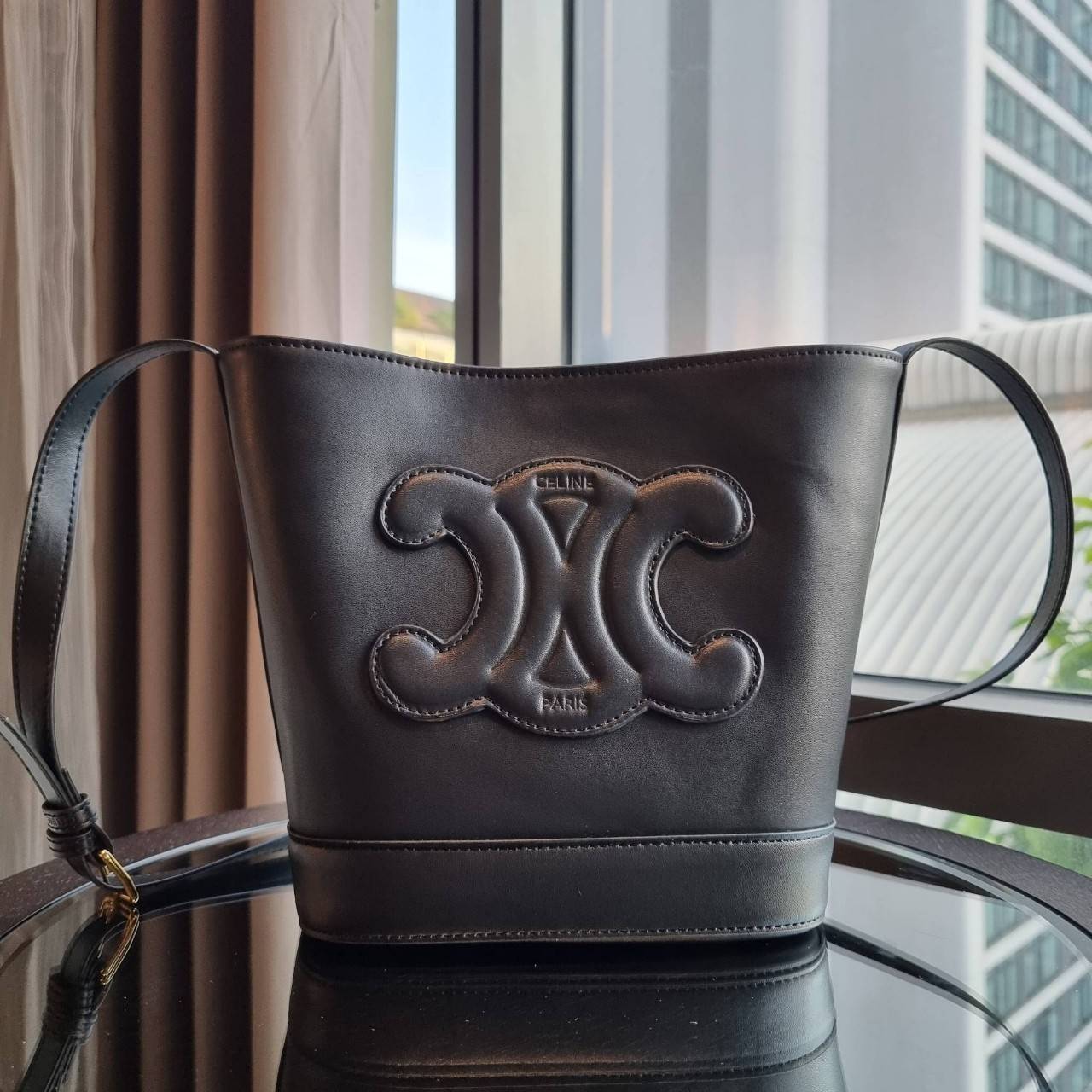 VIP 】CELINE BUCKET BAG CUIR TRIOMPHE คอลเลคชั่นใหม่ ฮิตข้ามปี กับกระเป๋าสะพายทรงถัง ใช้งานง่ายที่สุด สายสะพายในตัว ปรับใช้ได้เลย วัสดุหนังวัว เรียบหรู ผู้ดีไปอีก โดดเด่นด้วยโลโก้เอกลักษณ์ มีกระดุมปิดที่ปากกระเป๋า ภายในโล่งกว้าง ใส่ของแบบจุๆไปเลย เป็นรุ่นท