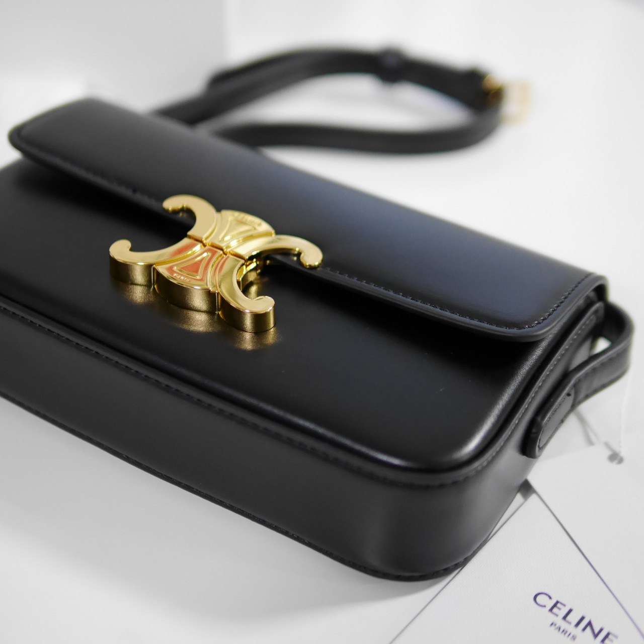 พร้อมส่งที่ไทยแล้วกับ CELINE TRIOMPHE SHOULDER BAG หนังทั้งใบลายสวยหรู ด้านในเปิดด้วยด้วยที่บีบโลโก้อะไหล่ทอง จุของได้กำลังดี ใส่โทรศัพท์ กระเป๋าสตางค์ใบสั้น ของจุกจิกได้ เหมาะกับสาวๆในวัน