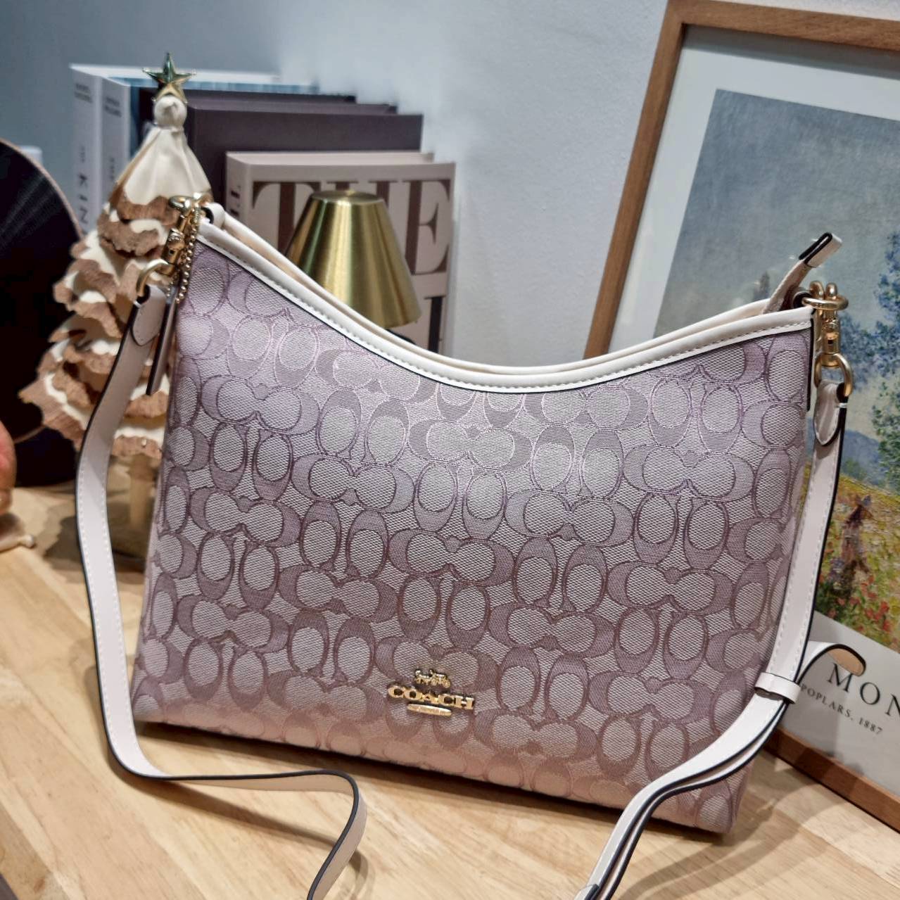 ORI หนังแท้ | Coach Laurel Signature shoulder bag กระเป๋าสะพายทรงโท้ท มาใหม่ในโทนสีน่ารักสุดจะคิวท์ มีให้ทั้งสายคล้องไหล่ และสายสะพายข้าง ใช้แมทช์ได้กับทุกลุคทุกสไตล์ ภายในเป็นช่องโล่ง มีซิปและช่องย่อย จุของได้เยอะกว่าที่เห็นมากๆ