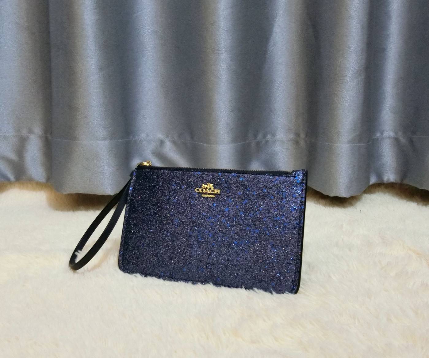 Coach Star Glitter Corner Zip Wristlet / FACTORY HK กระเป๋าคล้องมือทรงคลัช ตัวกระเป๋าตกแต่งกริ๊ตเตอร์ ด้านหน้าติดอะไหล่แบรนด์ สวยหรู เปิดปิดด้วยซิป ด้านในบุผ้ากำหยี่สามารถใส่โทรศัพท์มือถือได้ทุกรุ่น มาพร้อมสายคล้องมือ 1เส้น MUST HAVE!!