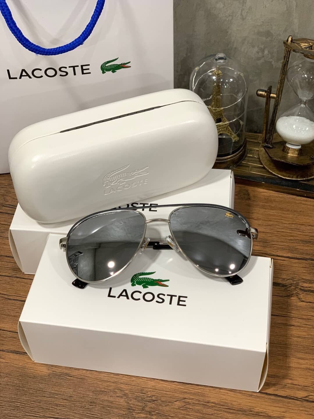 แว่นตา Lacoste Unisex Sunglasses แว่นตา Lacoste สไตล์ rayban ขนาดเลนส์กำลังดี หน้าเลนส์ติดโลโก้แบรนด์และปั๊มชื่อแบรนด์ ทรงคลาสสิคสีไม่มืดจนเกินไป ใช้ได้ทั้งชายและหญิงและชาย อุปกรณ์ฟูลเซ็ท มีทั้งกล่องแบรนด์สำหรับแว่น กล่องกระดาษ และถุงกระดาษแบรนด์ มอบเป็นข