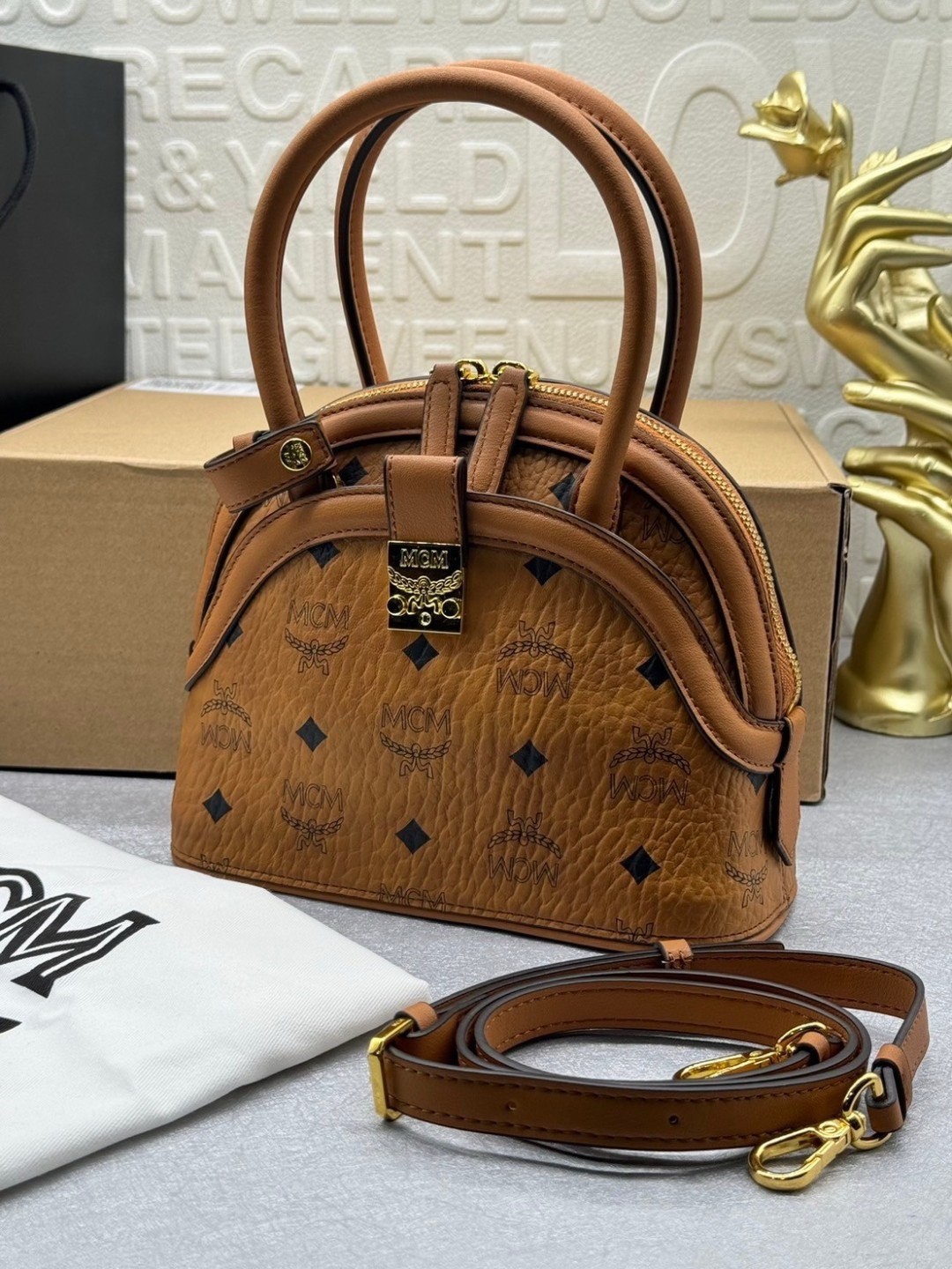 M.C.M TRACY TOTE IN VISETOS กระเป๋าถือ/สะพายข้าง ทรงยูนีคโดดเด่น น่าใช้ หูจับในตัว เกรดออริ สลับแท้ 1:1 ใช้งานต่างประเทศได้