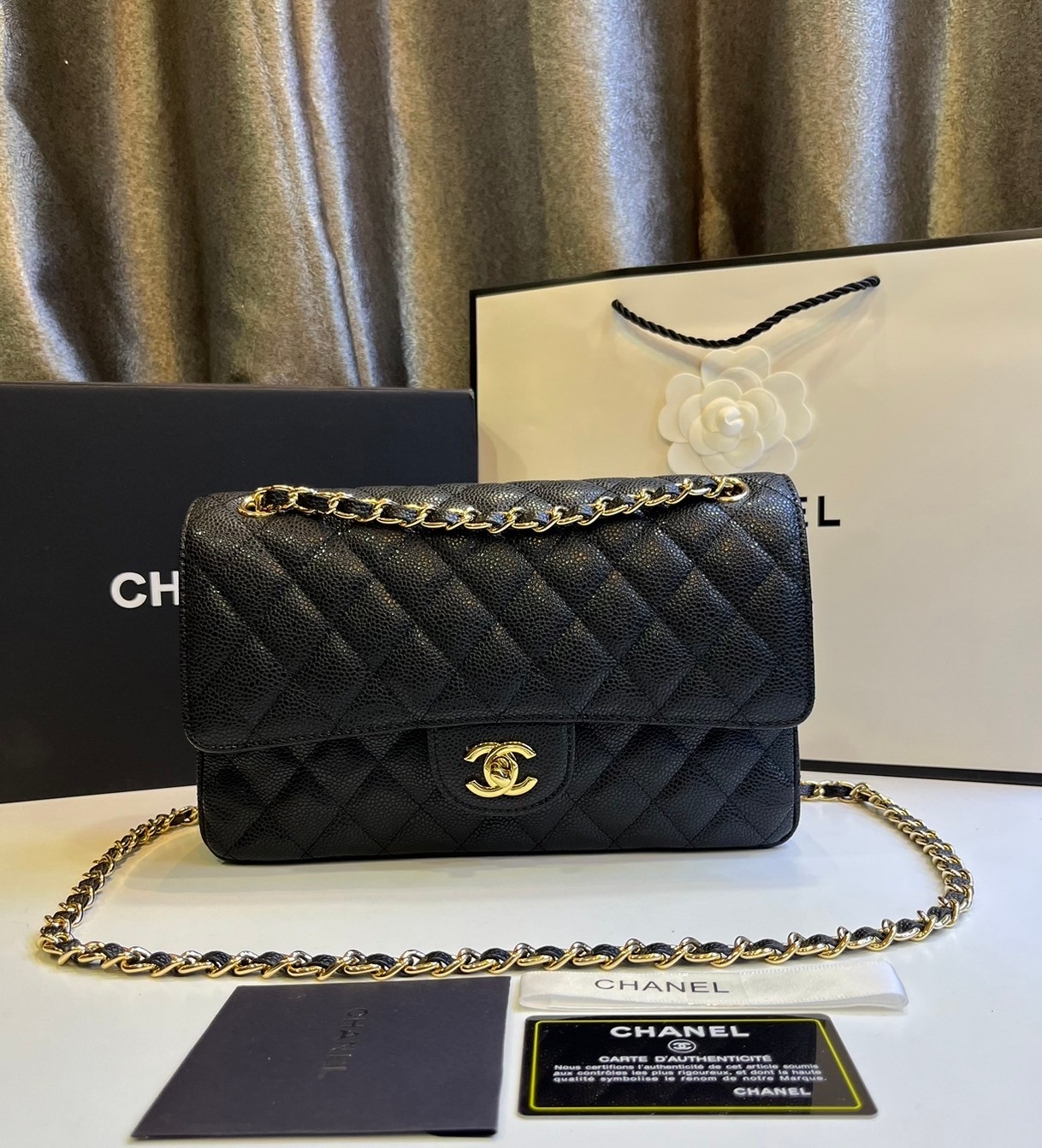 พร้อมส่งครบ 4 แบบ โทนสีดำคลาสสิก หนังคาเวียร์/หนังเรียบ อะไหล่เงิน/ทอง CHANEL Classic 25cm กระเป๋าสะพายรุ่นยอดนิยมเรียบหรู เกรดออริ 1:1 ใช้งานต่างประเทศได้