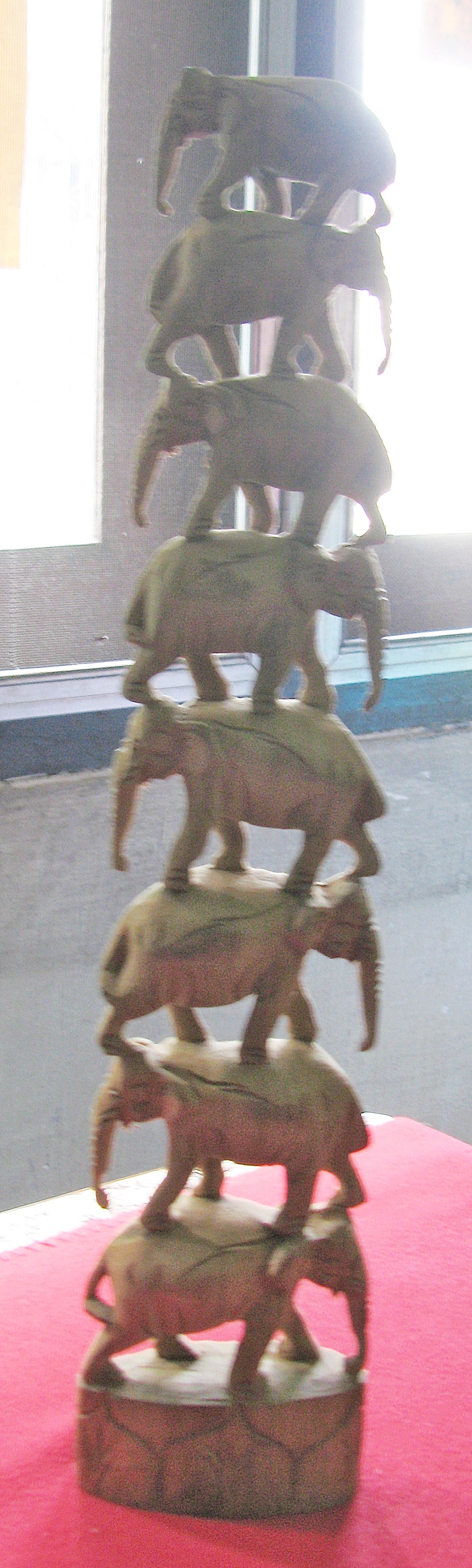 ไม้แกะสลักรูปช้าง8ตัวค่ะ