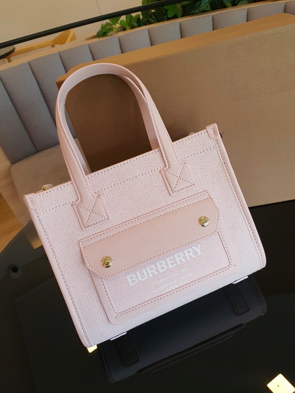 BURBERRY Mini Freya Tote in Bright Red/dusky Pink / BURBERRY FRAGRANCES MINI TOTE BAG ตัวกระเป๋าเป็นผ้าตัดหนัง Lambskin นิ่มสวยหรูดูดี สีสันพาสเทล💖🐻 **น่ารักมากๆ มีช่องกระเป๋าหน้าเล็กให้1ช่อง ภายในช่องหลักโล่งกว้าง