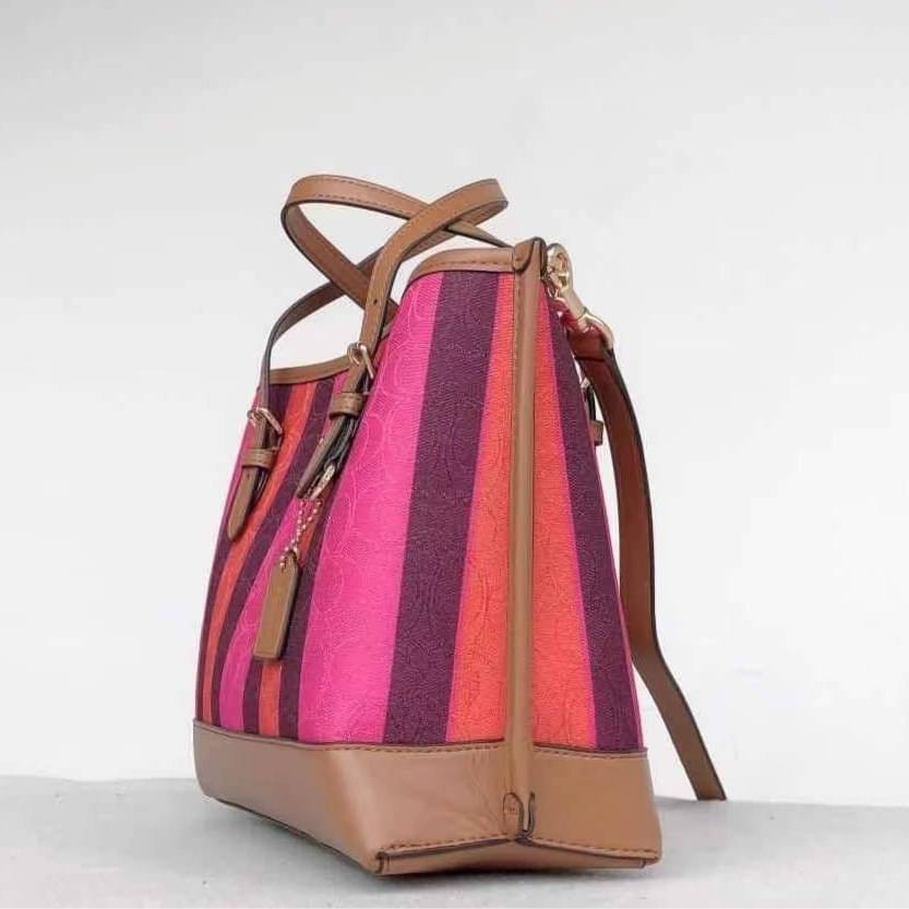 COACH C4086 MOLLIE TOTE 25 IN SIGNATURE JACQUARD WITH STRIPES แจกความสดใสด้วยลุคคัลเลอร์ฟูล กระเป๋าทรงโท้ท มินิไซส์ ตกแต่งลายเอกลักษณ์ถักทออยู่บนผ้า jacquard ตัดกับลายเส้นสีสันสวยงาม ลงตัวไม่ซ้ำใคร ภายในเป็นช่องโล่ง มีช่องซิปกลางใส่ของได้ ขนาดกำลังดีแบบใส
