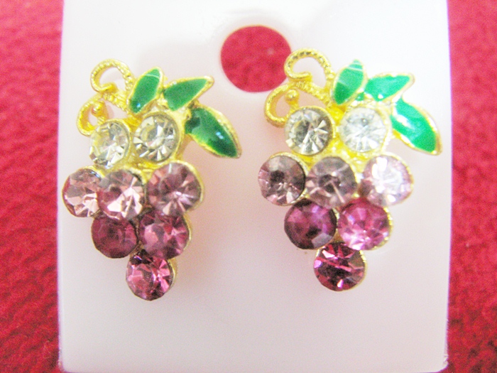 สินค้าหมดค่ะ ต่างหูพวงองุ่นสีม่วงประดับพลอยสีขาวค่ะ