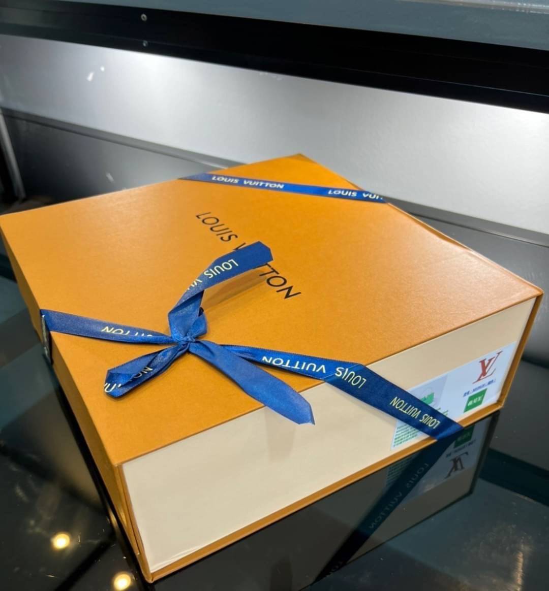 LV capucines top handle สีเขียวเหนี่ยวทรัพย์ที่สุดของความสวยในราคาเบาๆ กระเป๋าถือสุดหรู ดีไซน์ทรงคลาสสิค พร้อมลวดลายหรูหรา มาพร้อมหูจับในตัว ด้วยรูปทรงวินเทจ สัมผัสดี ขับผิว ทำให้ไอเท็มนี้สะกดทุกสายตาจริงๆ พร้อมส่งครบ box set ในราคาที่คุ้มที่สุด จัดเถอะค่