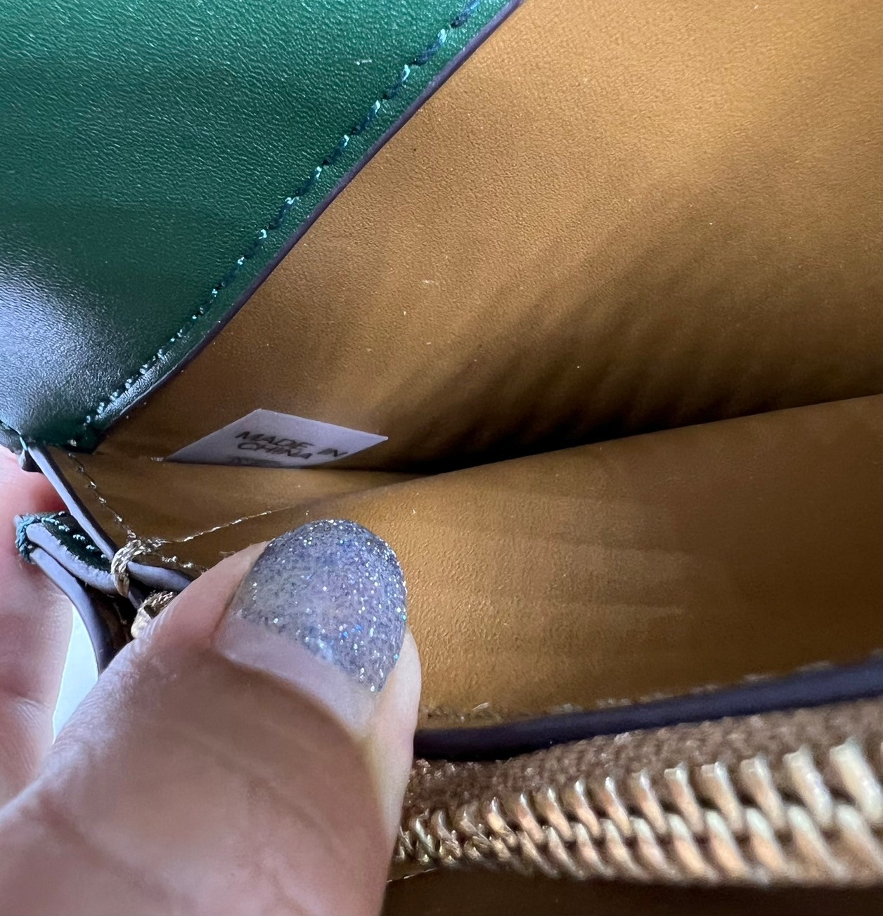 6 สี Tory Burch Croc Eleanor Small Bag / TORY BURCH ELEANOR CROC EMBOSSED LEATHER กระเป๋าสะพายหนังพิมพ์ลายจระเข้ ดีไซน์หรูหรา โด่นเด่นด้วยโลโก้แบรนด์อะไหล่ด้านหน้า และสายสะพายโลหะสีทอง