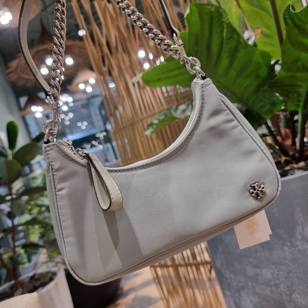 TORY BURCH MERCER NYLON SMALL SHOULDER BAG ใหม่ก่อนใคร!! กับคอลหวานๆ สดใสๆ กระเป๋าสะพายทรงโฮโบ ขนาดกะทัดรัด ฟังก์ชั่นการใช้งานจัดแบบเต็มที่ ด้วยสายสะพายถึง 3 เส้น สายโซ่คล้องแขน สายหนังแบบสั้นคล้องไหล่ และสายสปอร์ตเส้นใหญ่ ดูดี!! คุ่มแค่ไหนคิดดู!! วัสดุผ้