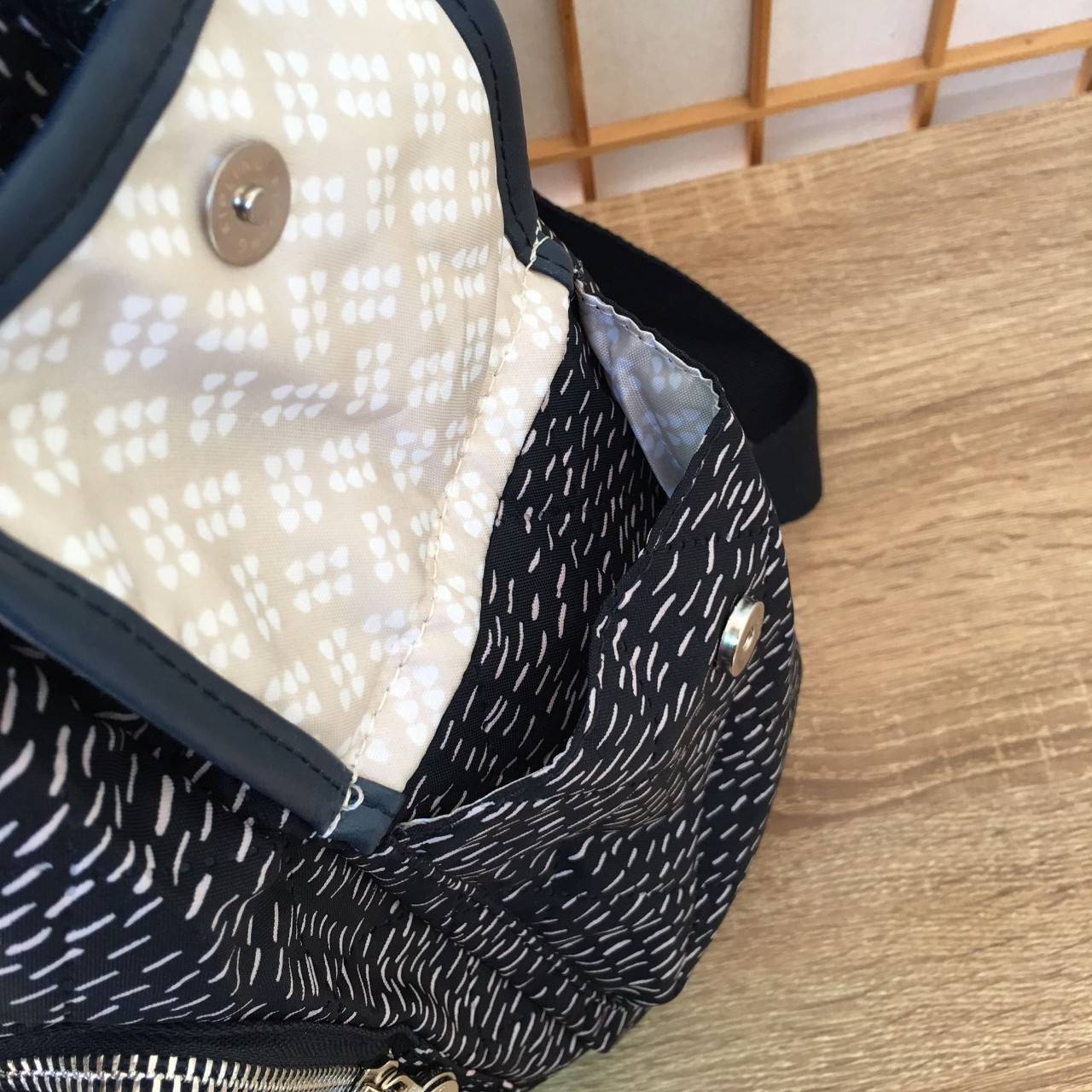 Kipling City Pack S K18014 Kipling มาพร้อมดีไซน์ทันสมัย สนุกสนาน ใช้งานได้อย่างคล่องตัว ด้วยสีและลายสุดคลาสสิก โดดเด่นด้วยพื้นที่ภายในและช่องต่างๆ ที่ให้คุณจัดเก็บของสำคัญได้ครบถ้วน