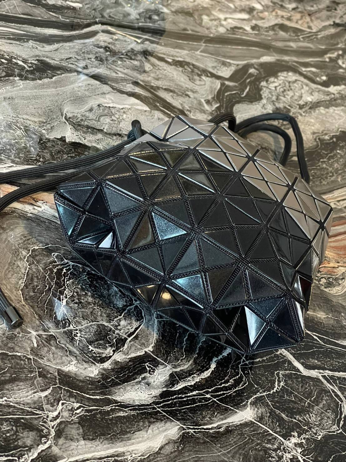 Baobao Issey Miyake Wring Small Bag กระเป๋าสะพายครอสบอดี้พร้อมสายรูดเปิดปิด สามารถปรับความยาวของสายได้ตามสไตล์ความชื่นชอบ ด้วยดีไซน์ทรงน่ารัก เหมาะสำหรับให้สาวๆหยิบใช้ในวันสบายๆ แต่เต็มเปี่ยมไปด้วยความคล่องแคล่ว ไฮไลต์ของซีซั่นนี้คือกระเป๋าที่มาพร้อมกับเช