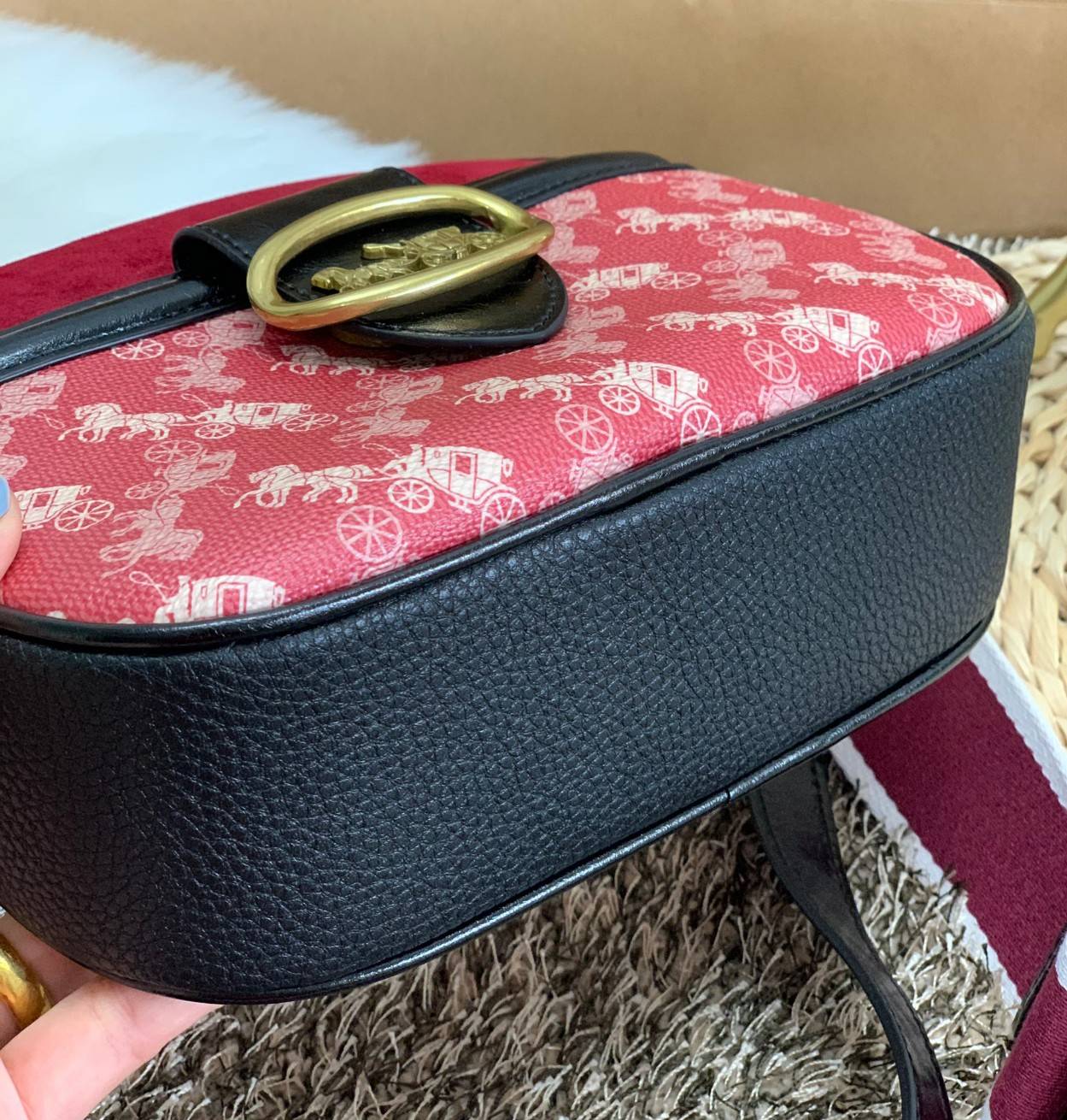 COACH KAT CROSSBODY WITH HORSE AND CARRIAGE PRINT ((88480//88544)) พร้อมส่งค่ะ! กระเป๋าสะพายแบบครอสบอดี้ร์ หนังแท้อย่างดี ตัวกระเป๋าเก๋ด้วยการพิมพ์ลายรถม้าค่ะ ด้านหน้ามีช่องกระดุมแม่เหล็กสำหรับใส่ของจุกจิกได้ พร้อมโลโก้แบรนด์สุดหรู