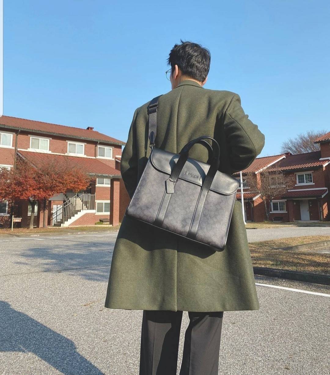 COACH METROPOLITAN PORTFOLIO IN SIGNATURE CANVAS (COACH 39775)🍁 เอาใจสาย smart กับรุ่นยอดฮิต ใช้งานได้ลงตัวสุดๆ ถือว่าเป็นอีกรุ่นที่ถามกันเข้ามาเยอะมากๆ และใช้งานได้ครบฟังก์ชั่นจริงๆ >>วัสดุแคนวาส สลับหนังแท้ หนังคุณภาพมากๆ มีสายสะพายยาว ถอด