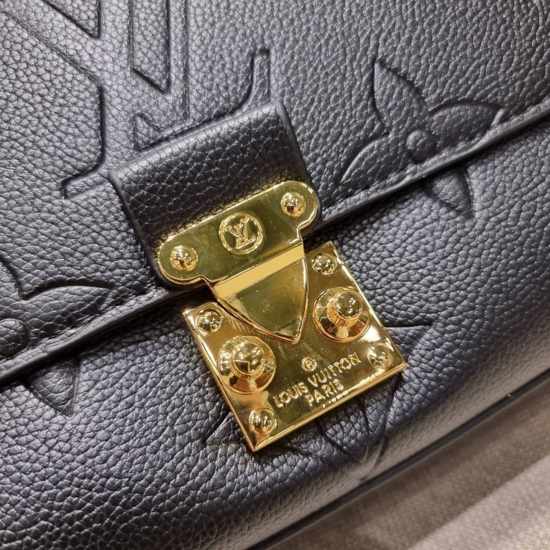VIP 🥂 LV MADELEINE BAG ใหม่ล่าสุด อีกหนึ่งรุ่นคลาสสิคหายาก ที่สาวๆรอคอย กระเป๋าถือ/สะพายข้าง ดีไซน์เรียบง่าย แต่เต็มไปด้วยดีเทลความหรู วัสดุหนังวัวปั๊มลายเอกลักษณ์ เปิด‐ปิดด้วยอะไหล่กดล็อคสีทองหรู และมีพวงหนังห้อยพิเศษแถมมาให้ด้วย ภายในแบ่งสัดส่วน