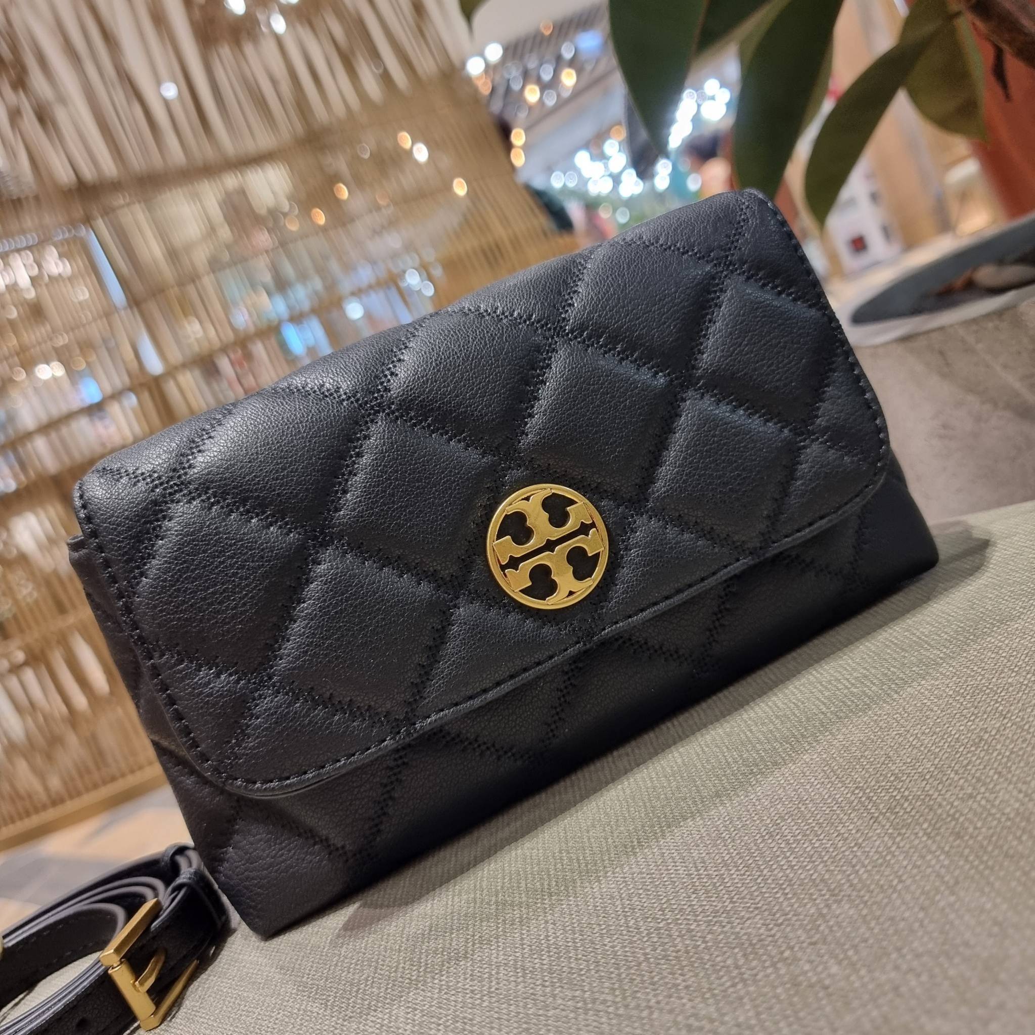 TORY BURCH WILLA MINI SHOULDER BAG ใหม่ล่าสุด พร้อมเสิร์ฟไม่ต้องรอพรีฯ กระเป๋าสะพายดีไซน์เลิศ ทรงสวย กะทัดรัด สะพายคล่องตัว ดีไซน์บุนวม เส้นคมสวยหรู