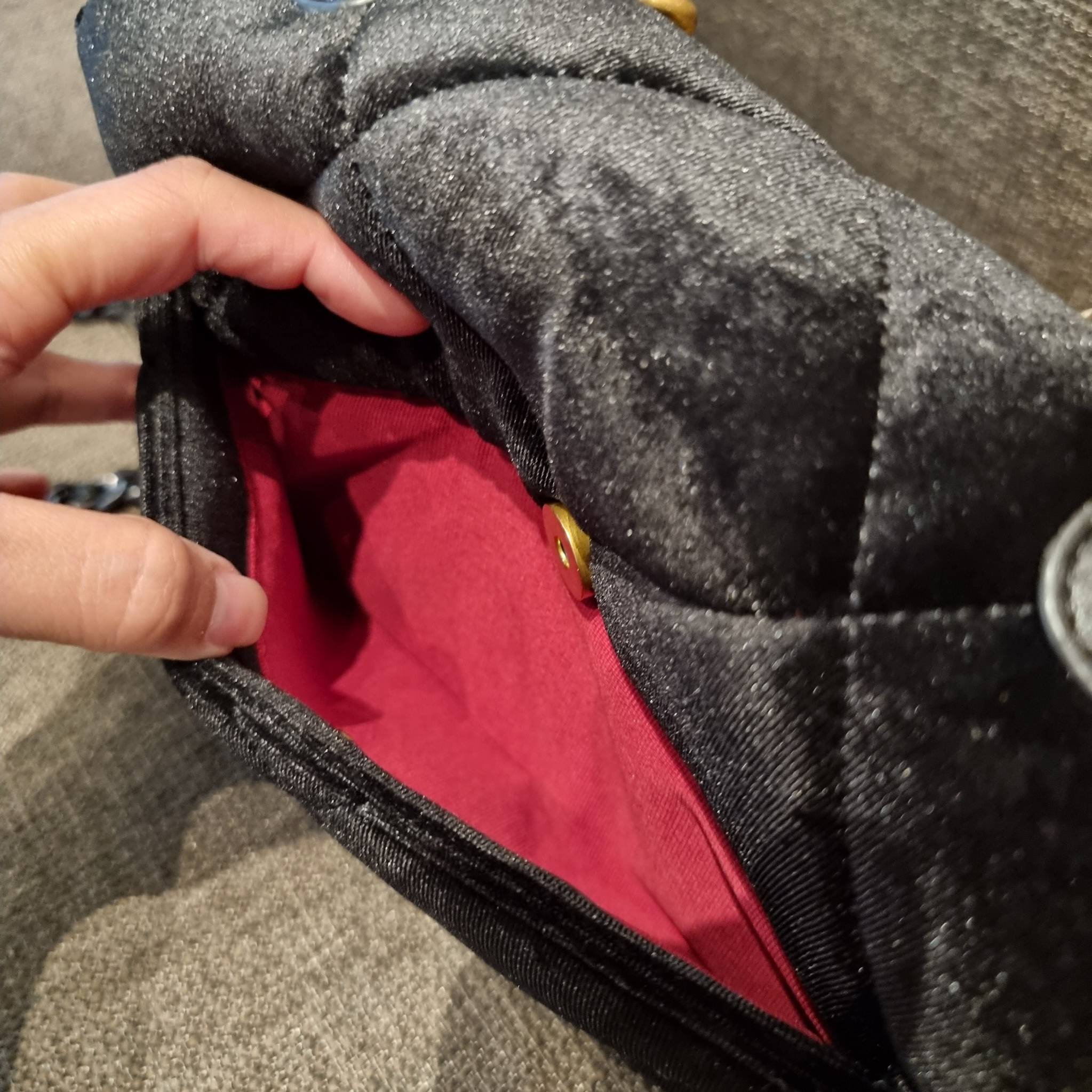 ไม่มองไม่เหลียวไม่ได้แล้ว!! ความหรูที่โดดเด่นจากผ้ากำมะหยี่ สร้างดีเทลผู้ดี ลูกคุณมากๆ Chanel vip boutique กระเป๋าสะพายจาก duty free ในราคาสุดประหยัด!! ดีไซน์เลิศ ตกแต่งด้วยโซ่ทูโทน ลงตัวแบบไม่มีที่ติ เปิด-ปิดด้วยตัวบิดล็อค ภายในโล่งกว้าง ใส่กระเป๋าสตางค์