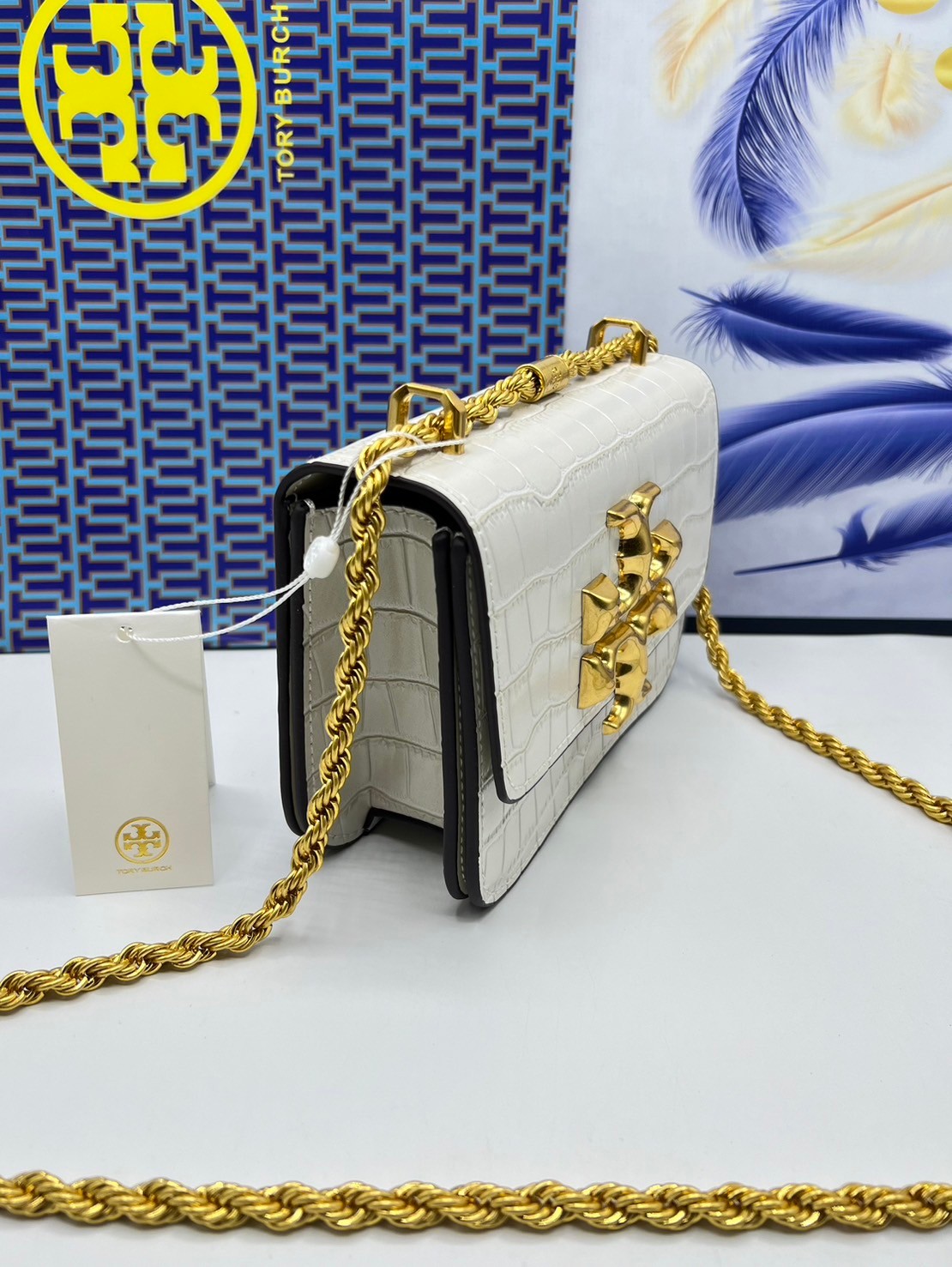 6 สี Tory Burch Croc Eleanor Small Bag / TORY BURCH ELEANOR CROC EMBOSSED LEATHER กระเป๋าสะพายหนังพิมพ์ลายจระเข้ ดีไซน์หรูหรา โด่นเด่นด้วยโลโก้แบรนด์อะไหล่ด้านหน้า และสายสะพายโลหะสีทอง