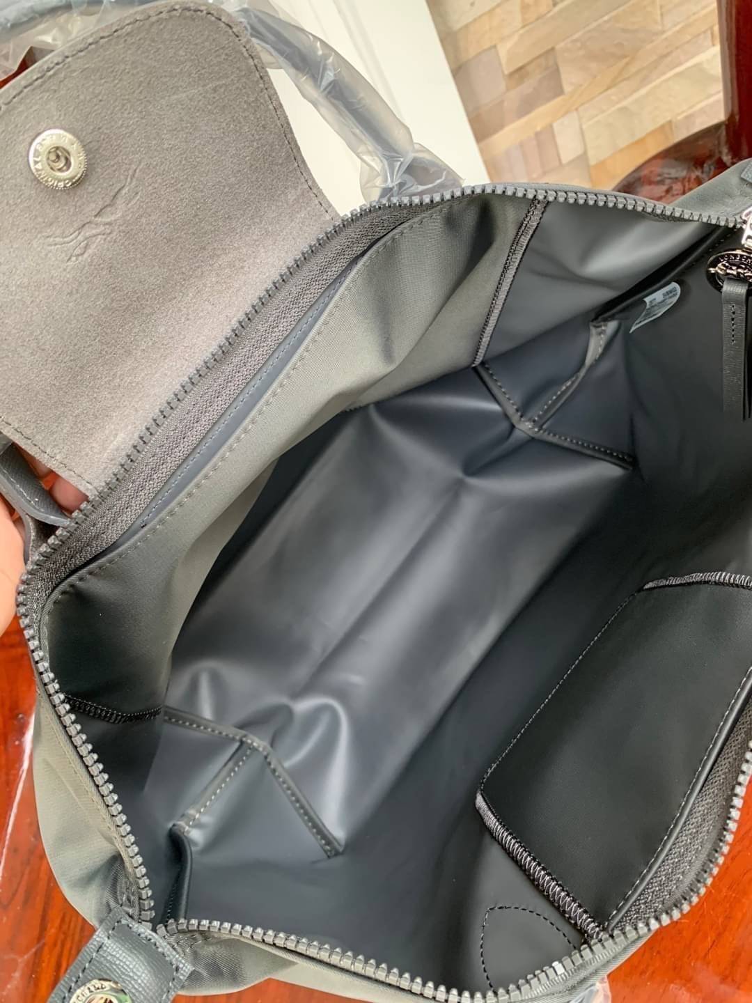 8สี พร้อมส่ง Longchamp LE PLIAGE NÉO TOP HANDLE BAG (medium size) อีกหนึ่งรุ่นยอดนิยม ที่สาวๆ ต้องมีไว้เก็บไว้สักใบ กระเป๋าโท้ทใบนี้ มาพร้อมกับสีที่มีสไตล์เรียบง่าย มีสายสะพายยาวปรับสั้นยาวได้ช่วยให้คุณสามารถสะพายไหล่ได้อย่างสบาย ในตัวสายปักโลโก้อันเป็นสั
