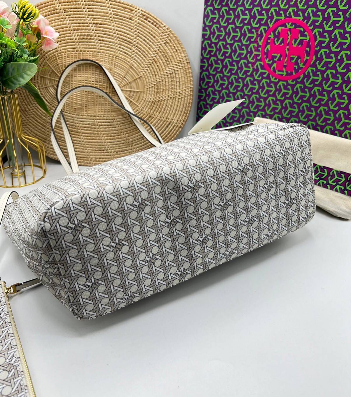 Tory Burch Ever Ready Zip Tote Small Coated Canvas / Tory Burch Geo Logo Tote กระเป๋าโท้ท พิมพ์ลายด้วยลวดลายสานตะกร้าอันเป็นเอกลักษณ์ของแบรนด์ ซึ่งได้แรงบันดาลใจจากความหลงใหลในงานจักสานของผู้ก่อตั้ง