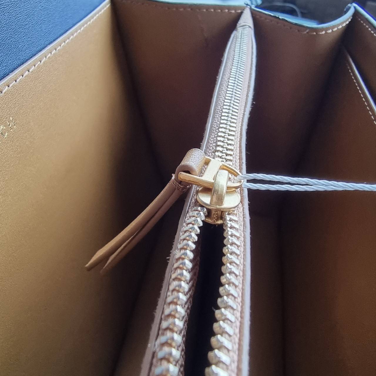 Tory burch t monogram jacquard shoulder bag คอลเลคชั่น T Monogram สำหรับคอลเลคชั่นฤดูใบไม้ผลิ 2021 เราสร้างสรรค์ลายโมโนแกรมที่ได้รับแรงบันดาลใจมาจากลวดลายการถักทอผ้าห่มของชาว Pennsylvania Dutch แบบดั้งเดิม เป็นการเฉลิมฉลองโลโก้สุดไอคอนนิคของแบรนด์ โดดเด่น