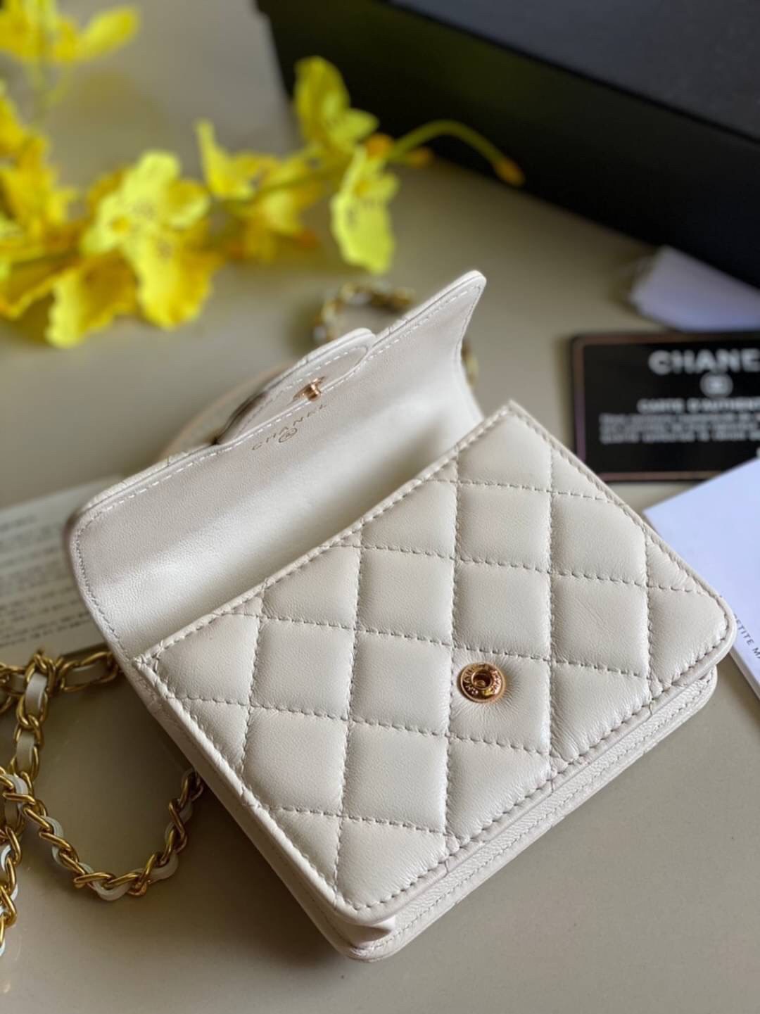 หนังแท้ VIP GIFT CHANEL MINI BLACK BAG รุ่นยอดนิยมไอเท็มฮิตวัสดุหนังแท้เรียบสวยคลาสสิคเปิดปิดด้วยฝาปิดกระดุมด้านหน้ามีโลโก้แบรนด์อะไหล่ทองสวยหรูดูดีมากกกก มาพร้อมสายโซ่ทองร้อยหนังจะสะพายไหล่ หรือ Crossbody ก็ดูดี ภายในโล่งกว้าง ตัวจริงสวยน่าใช้ Chanel min