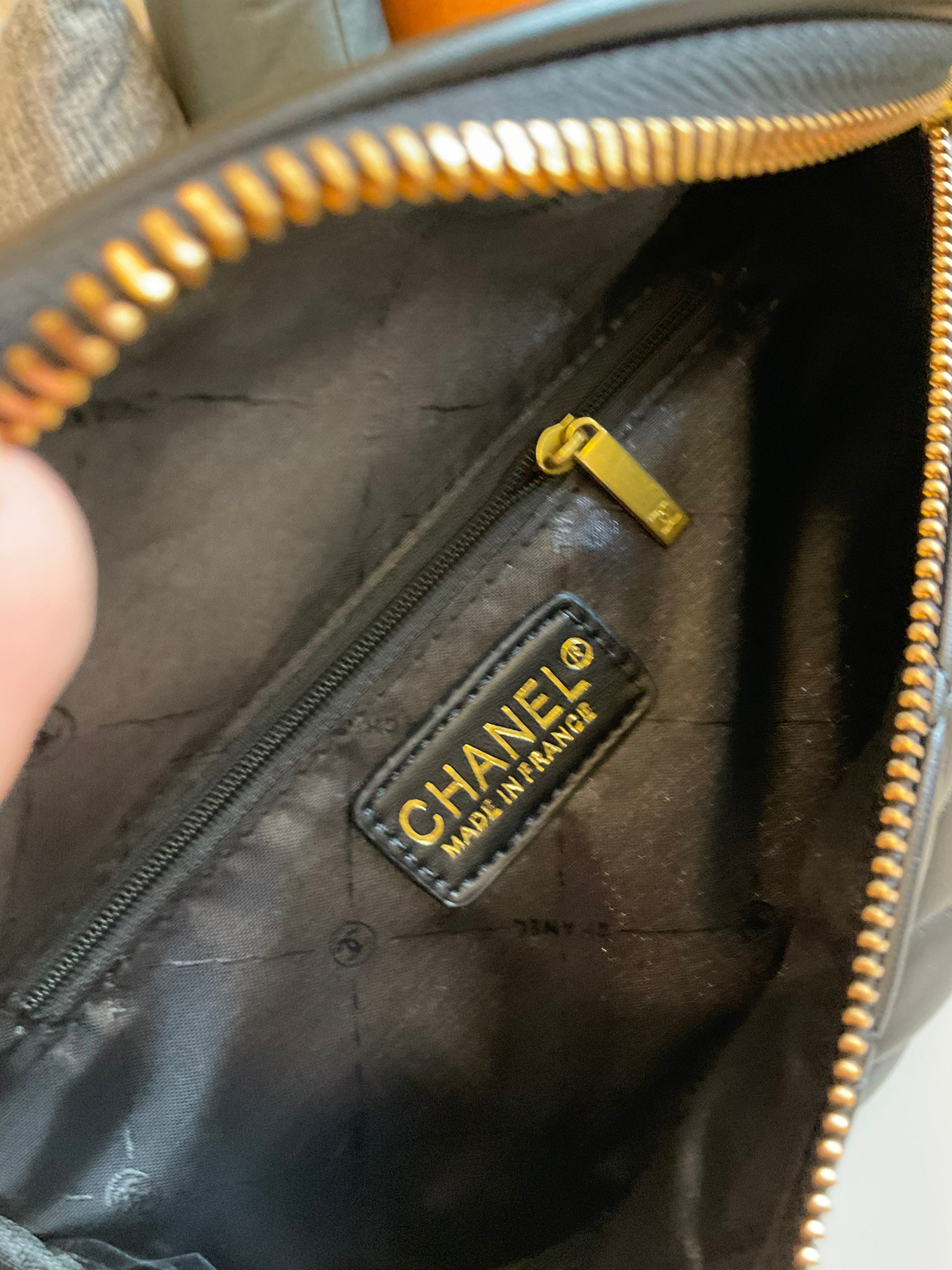 Chanel Belt bag black / CHANEL VIP GIFT CAVIER BAG CHANEL VIP GIFT BAG กระเป๋าคาดอกสุดเก๋ ที่กำลังมาแรงมาในตอนนี้ ตัวกระเป๋าเป็นหนังพียูพรีเมี่ยม อะไหล่ทองวินเทจทั้งใบ ด้านหน้าประดับโลโก้แบรนด์ เปิดปิดด้วยซิปยาว ด้านในใส่กระเป๋าสตางค์สั้นได้ มาพร้อมสายยาว