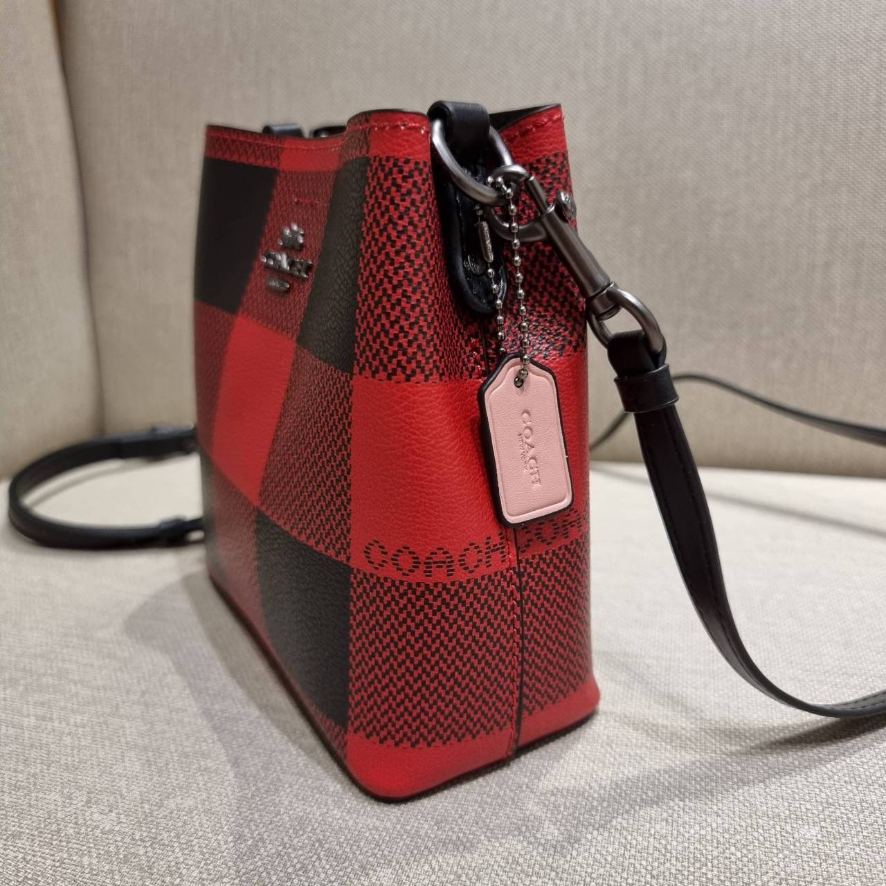 COACH MINI TOWN BUCKET BAG IN SIGNATURE CANVAS WITH VINTAGE MINI ROSE PRINT ((7270 7268 7267)) คอลเลคชั่นใหม่ล่าสุด!! น้องสาวคนสวยมาแล้วจ้า สดใสต้อนรับเทศกาลคริสต์มาส 🎅🎄 กระเป๋าบัคเก็ต ไซส์มินิ ใบจริงน่ารักม้าก!! น่าใช้แบบที่สุด วัสดุหนังแ
