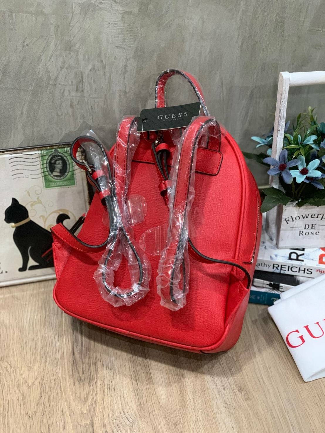 5สี Guess Woman’s Backpack กระเป๋าเป้สะพายรุ่นใหม่! วัสดุหนังsaffiano ขนาดกลางกำลังดี เปิดปิดด้วยหัวซิปหนัง ภายในบุผ้าลายsignature กว้างใส่ของได้เยอะ กระเป๋าสตางค์ยาว มินิไอแพค ด้านหน้ามีอีกหนึ่งช่องซิปเก็บของจุกจิกได้ มีโลโก้ตัวนูนเป็นดีเทลน่ารักๆ สายสะพ