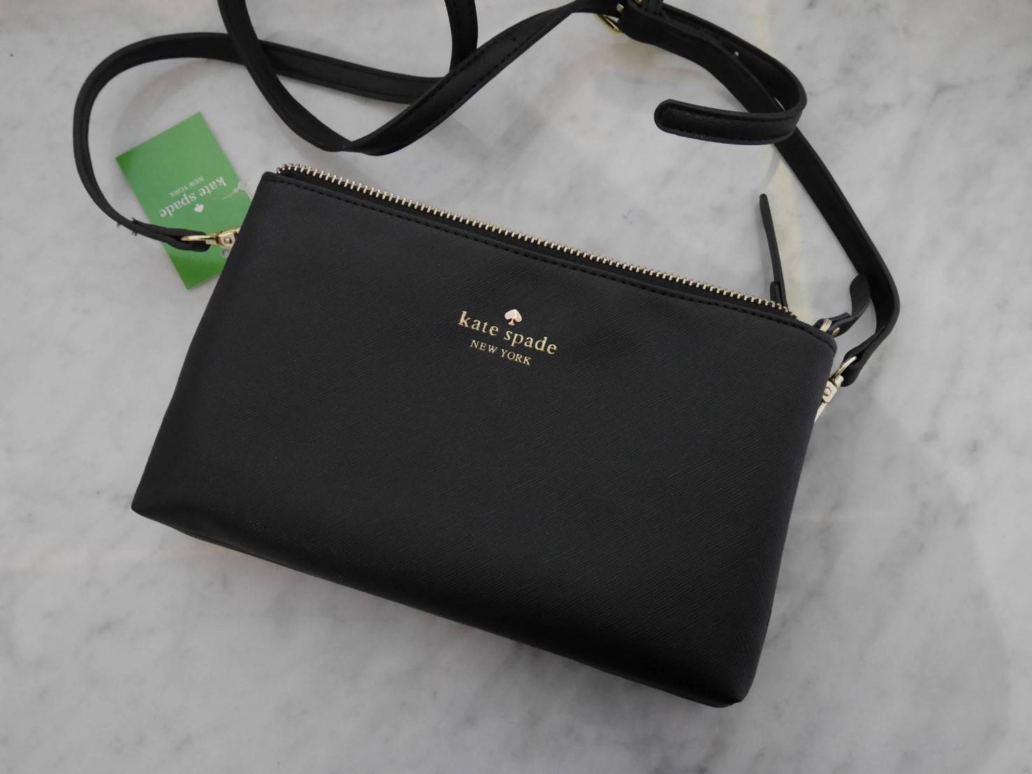 New in! Kate Spade 2 zips crossbody bagกระเป๋าสะพายครอสบอดี้ **ทรงน่ารัก เปิดปิดกระเป๋าด้วยซิป2ช่อง ด้านในมีช่องซิป อีกด้านมีช่องใส่ของ หนังนื่ม นุ่มมือ สายสะพายเลื่อนปรับระดับได้ สามารถใส่ กปต.ยาว (บางรุ่น) ได้พอดีน้าา บอกเลยว่า เริ่ดมากจริงๆ คุ้มค่าราคา