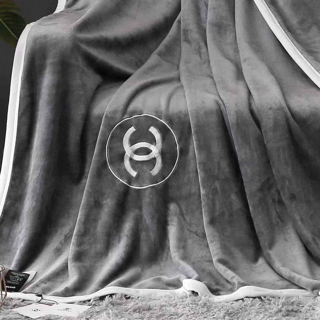 VIP GIFT 】Best Gift! Chanel Blanket พร้อมส่งไอเท็มแนะนำ ผ้าห่มนุ่มนิ่ม ขนปุยๆๆ สบายผิวมาก เนื้อผ้านิ่มฟูนุ่มใช้ได้ทุกโอกาส ขนาดกำลังดี พกพาสะดวก สามารถพกไว้ใช้ในรถ ใช้ในออฟฟิศได้ จะซื้อใช้เองหรือมอบเป็นของขวัญก็ดูดีพร้อมส่งที่ไทย ราคาสุดคุ้มไม่ต้องรอพรีฯ