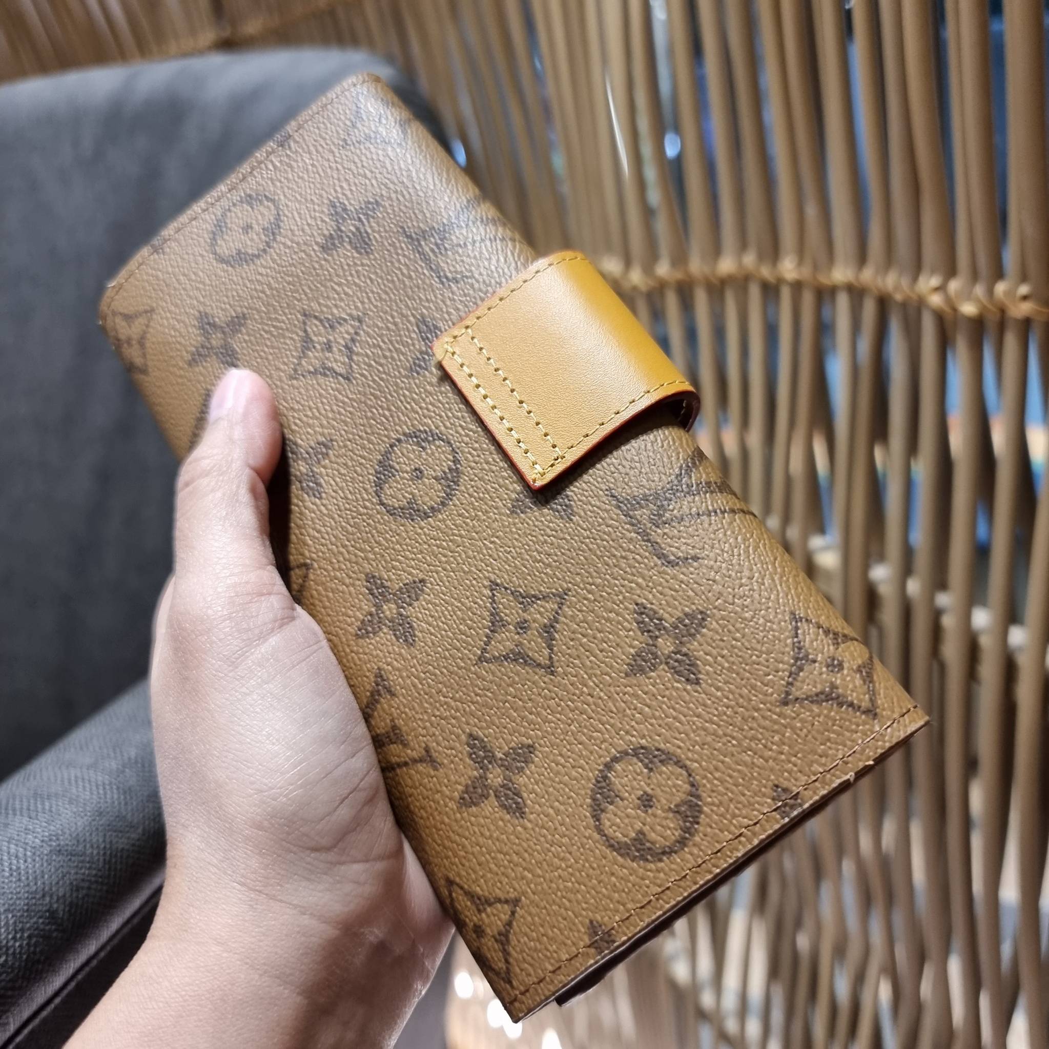 VIP 】ได้เวลาเปลี่ยนกระเป๋าสตางค์รับทรัพย์กันแล้ว!! LV vip wallet กระเป๋าสตางค์พรีเมี่ยมกิ๊ฟ เป็นไอเท็มหายาก ที่สาวๆต้องว้าว!! ใบยาวขนาดกำลังเหมาะมือ ถือแล้วขับผิวทุกสี วัสดุหนังแคนวาส ทนทาน เปิด-ปิดด้วยกระดุม ภายในมีช่องใส่บัตรเยอะมาก แบ่งสัดส่วนสวย ใส่ธน