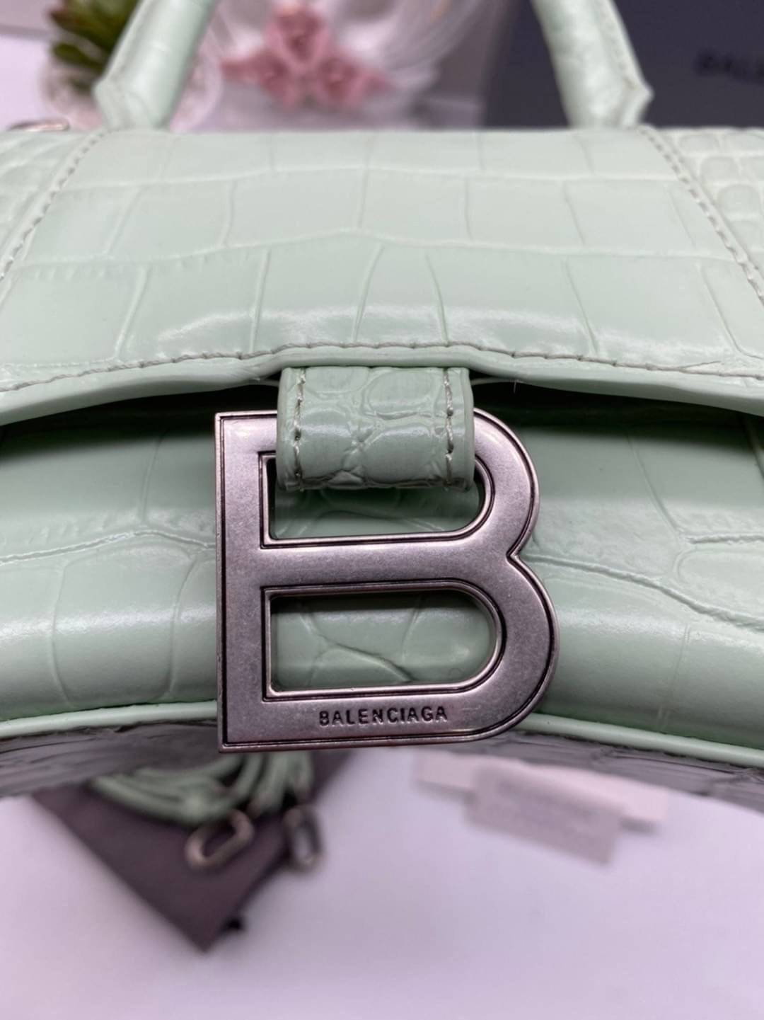 หนังแท้ BALENCIAGA HOURGLASS TOP HANDLE XS Shiny crocodile embossed calfskin การสร้างสรรค์ที่มีเอกลักษณ์เฉพาะตัว หรูหรา โทนสีโดดเด่น วัสดุหนังแท้ลายจระเข้ ภายในโล่งกว้างหนังแนปป้าอย่างดี เกรดออริจินอล ตอบโจทย์ได้ทุกลุค ทุกไลฟ์สไตล์ ภาพสินค้าถ่ายจากงานขายจ