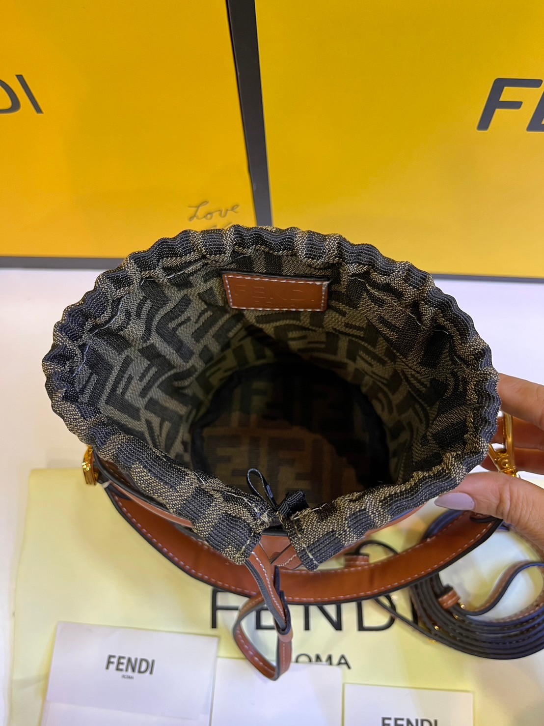 พร้อมส่ง 2 สี FENDI Step Out canvas bucket bag MINI 13cm กระเป๋าสะพายทรงบัคเก็ต ไซส์มินิ เกรดออริ สลับแท้ 1:1 ใช้ต่างประเทศได้